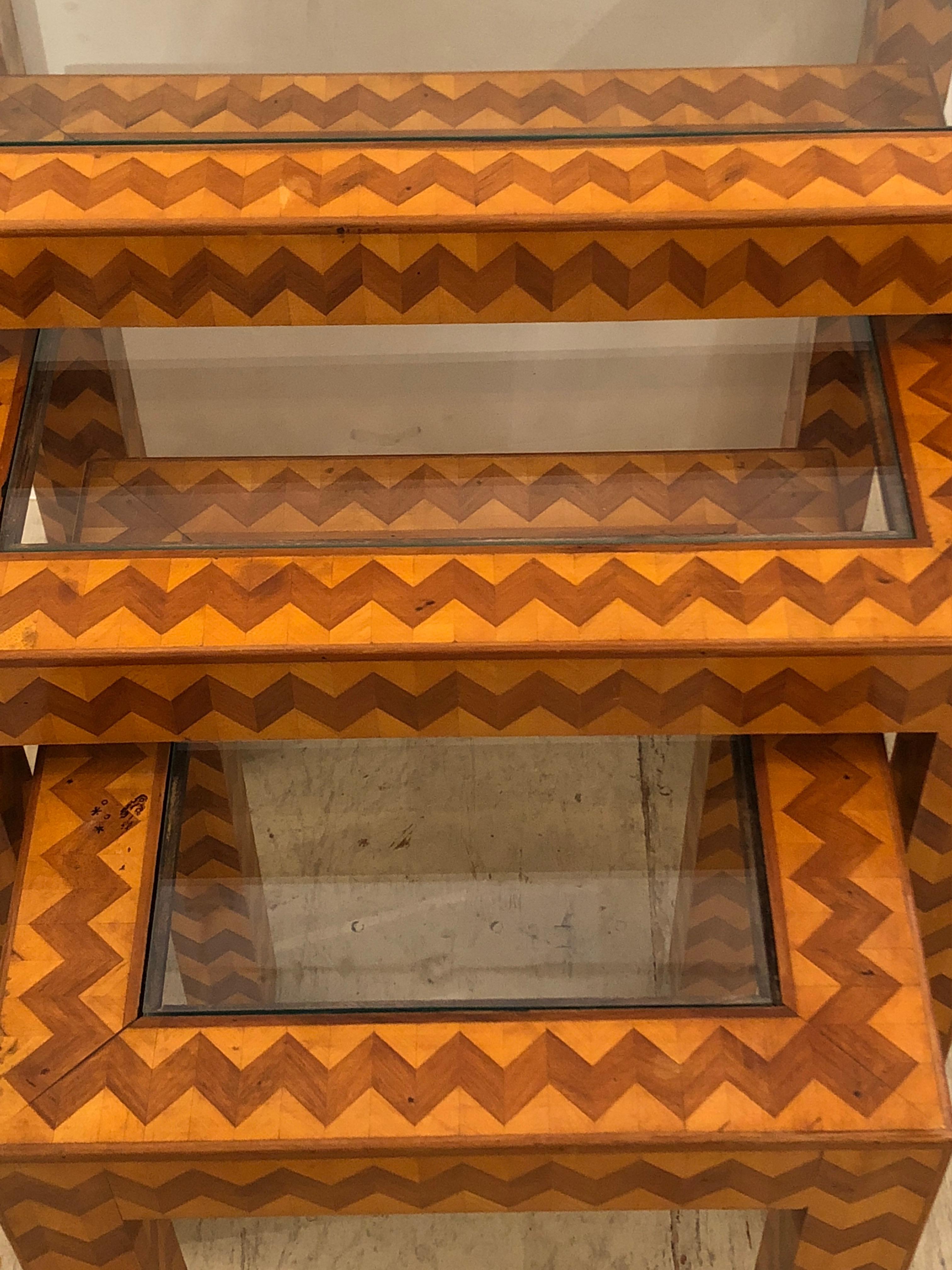 Modernes Trio italienischer Zick-Zack-Intarsien-Tische aus der Mitte des Jahrhunderts im Zustand „Hervorragend“ im Angebot in Hopewell, NJ