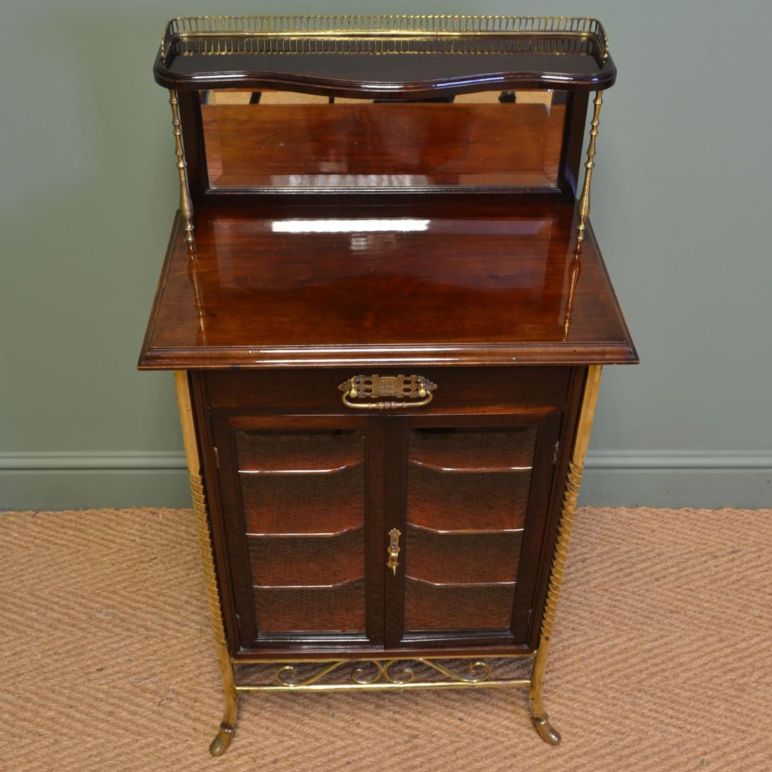 Sensationnel cabinet à musique ancien victorien Arts & Crafts en noyer Bon état - En vente à Link 59 Business Park, Clitheroe