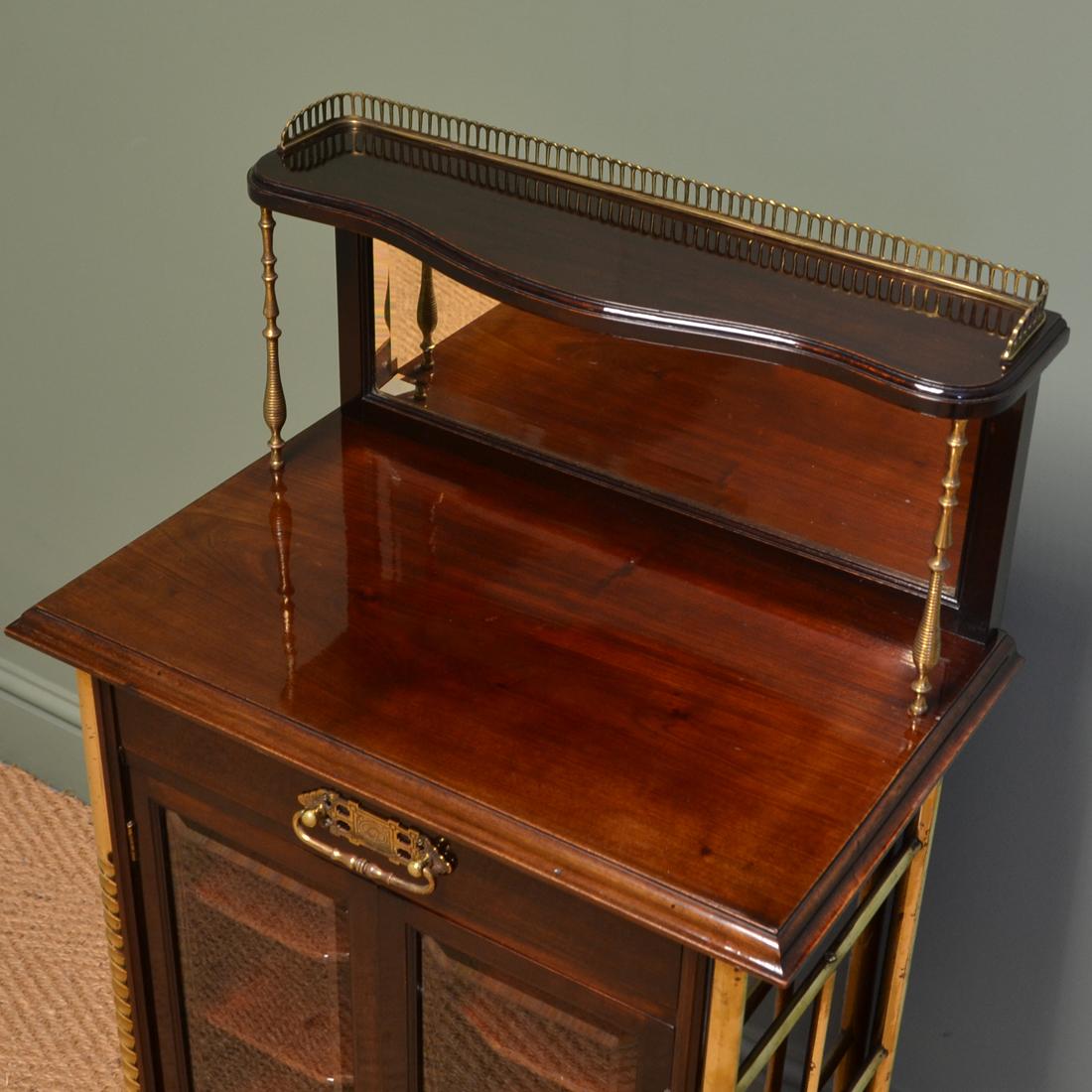 Noyer Sensationnel cabinet à musique ancien victorien Arts & Crafts en noyer en vente