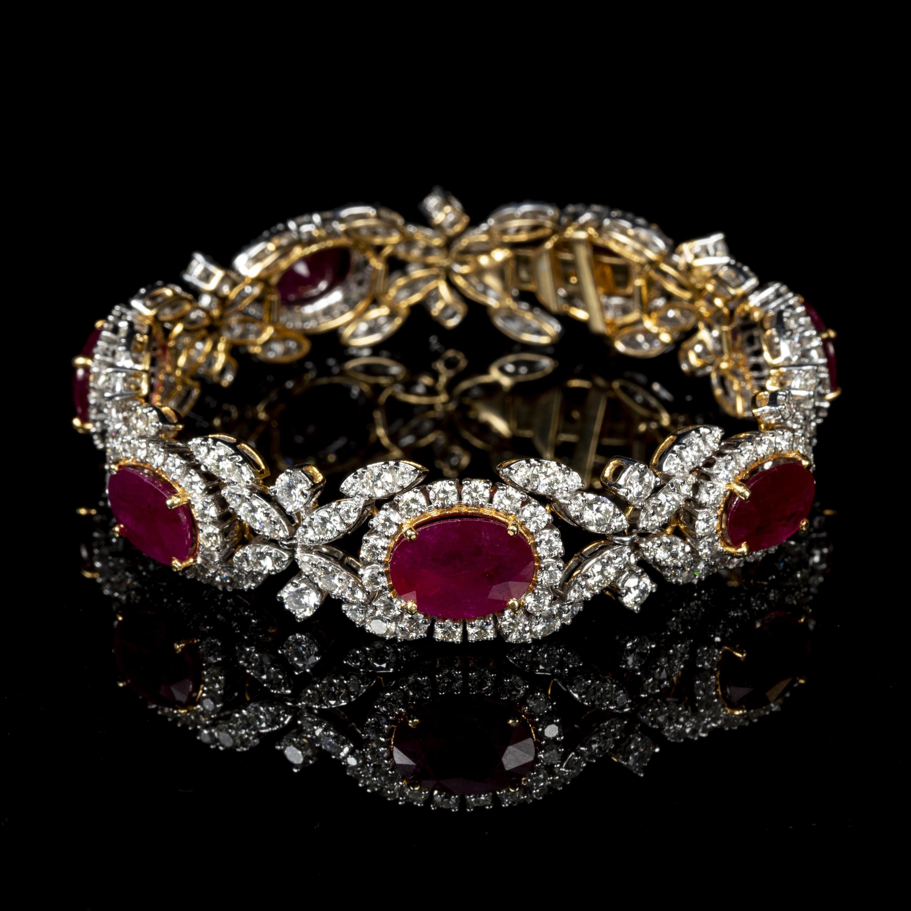 Sensations Set aus Ohrringen und Armband (154,44 Karat Rubine und Diamanten) (Zeitgenössisch)