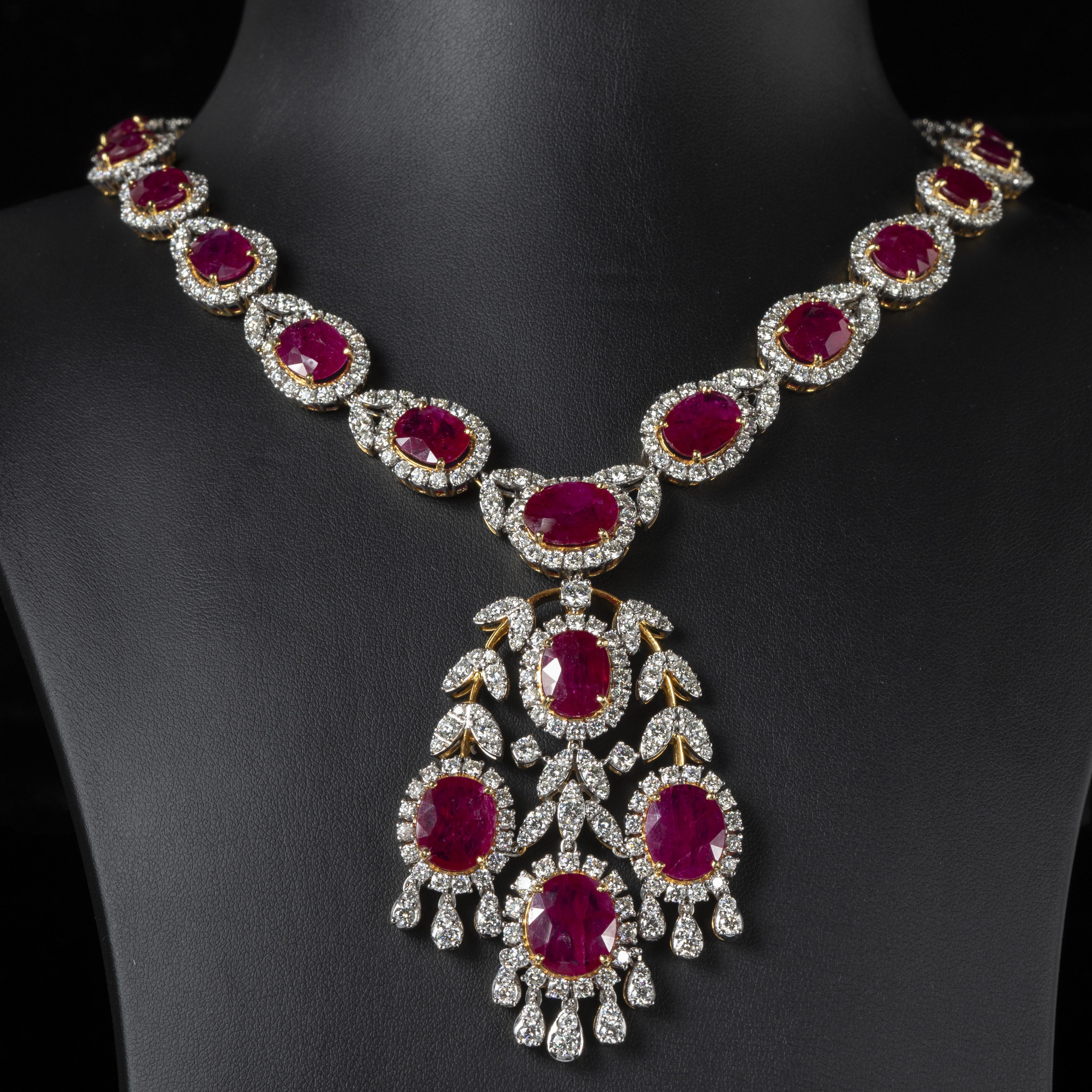 Sensations Set aus Ohrringen und Armband (154,44 Karat Rubine und Diamanten) (Gemischter Schliff)