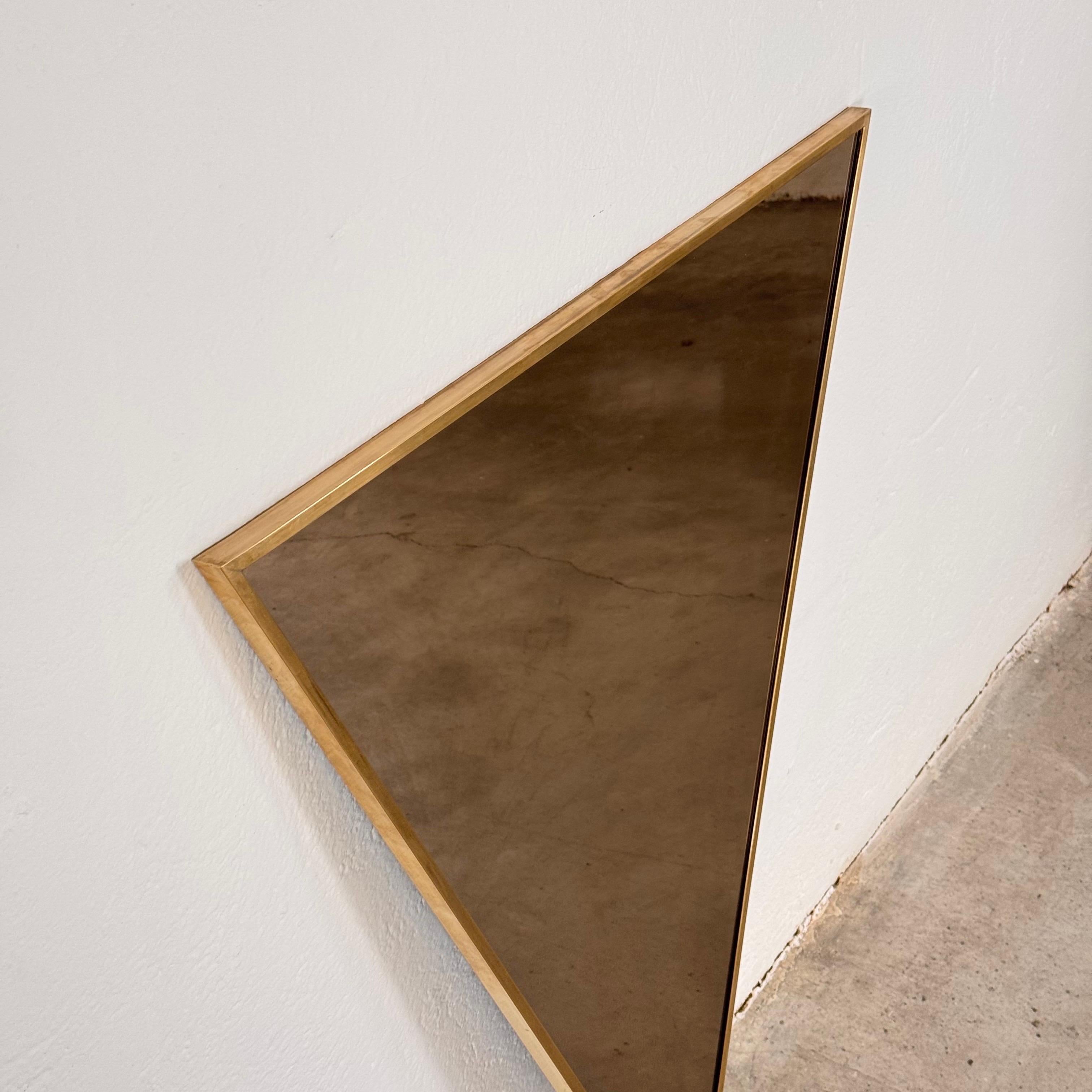 Sensuale specchio triangolare in ottone realizzato a mano da Sandro Petti, Roma, anni '70 in vendita 3