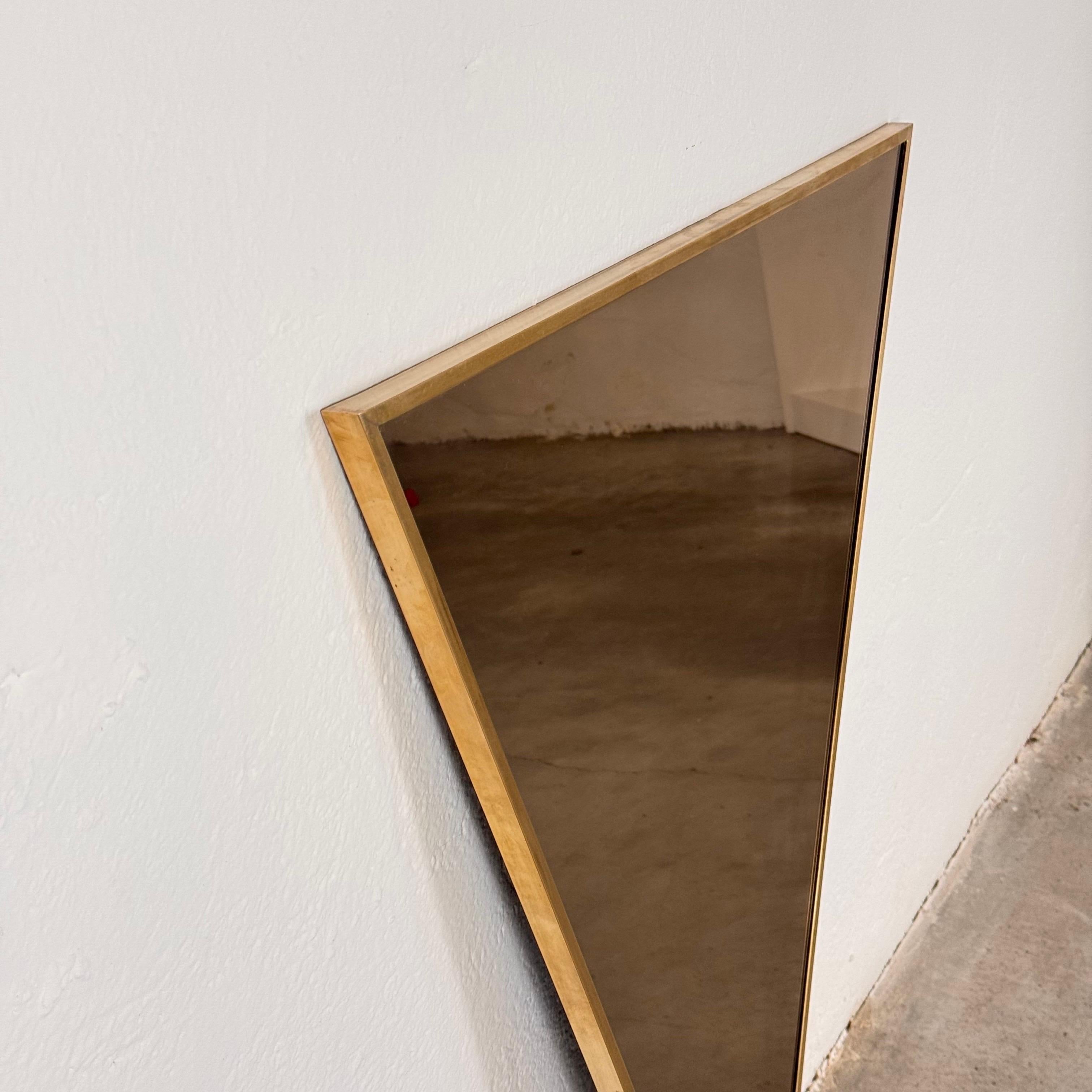 Mid-Century moderno Sensuale specchio triangolare in ottone realizzato a mano da Sandro Petti, Roma, anni '70 in vendita
