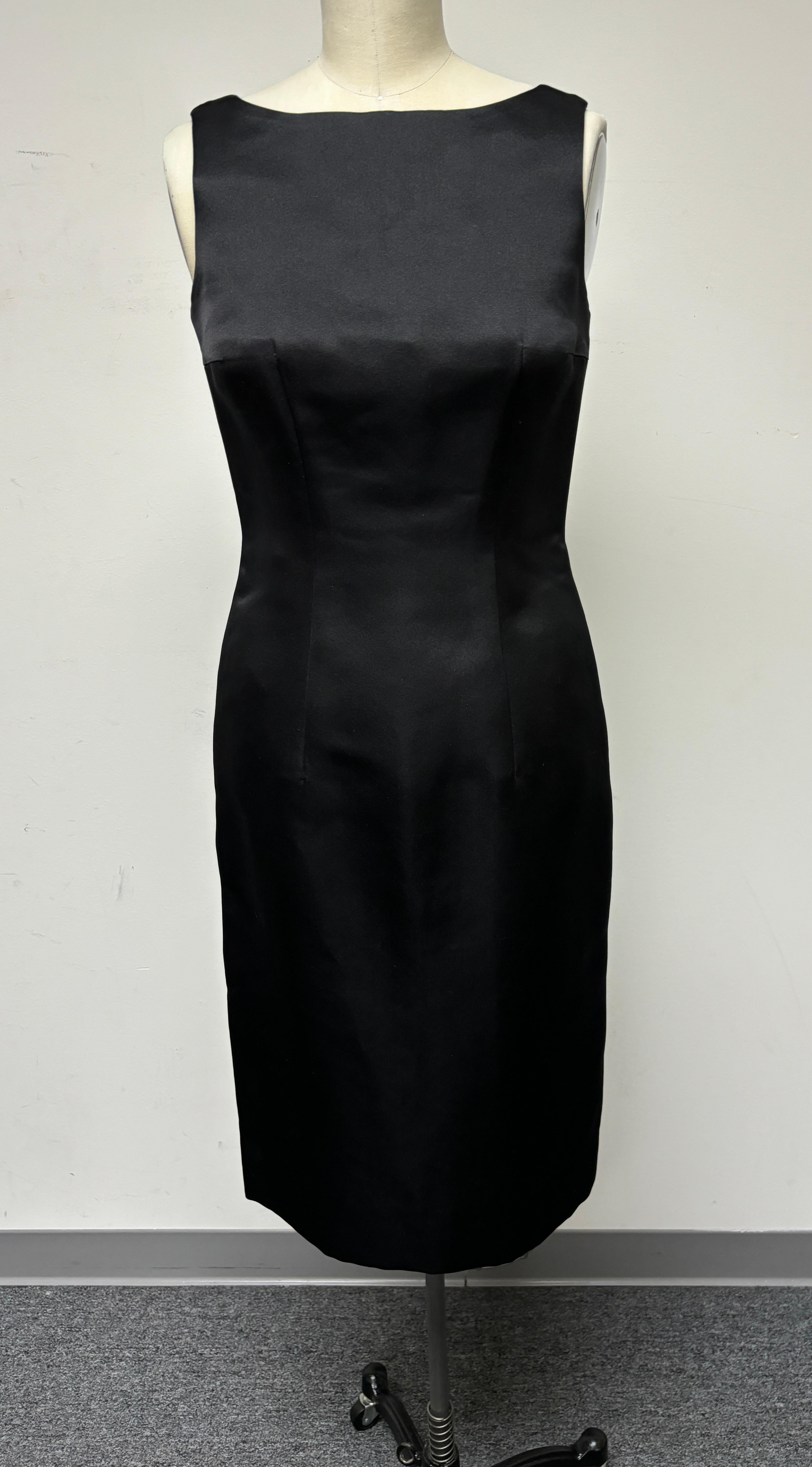 Un sensual y elegante Vestidito Negro en el mejor satén negro italiano de doble cara de Taronisilks. Te prometo que no encontrarás una calidad más lujosa en ningún sitio.. Escote barco con tirantes en la espalda y abertura. Lo más chic y ponible