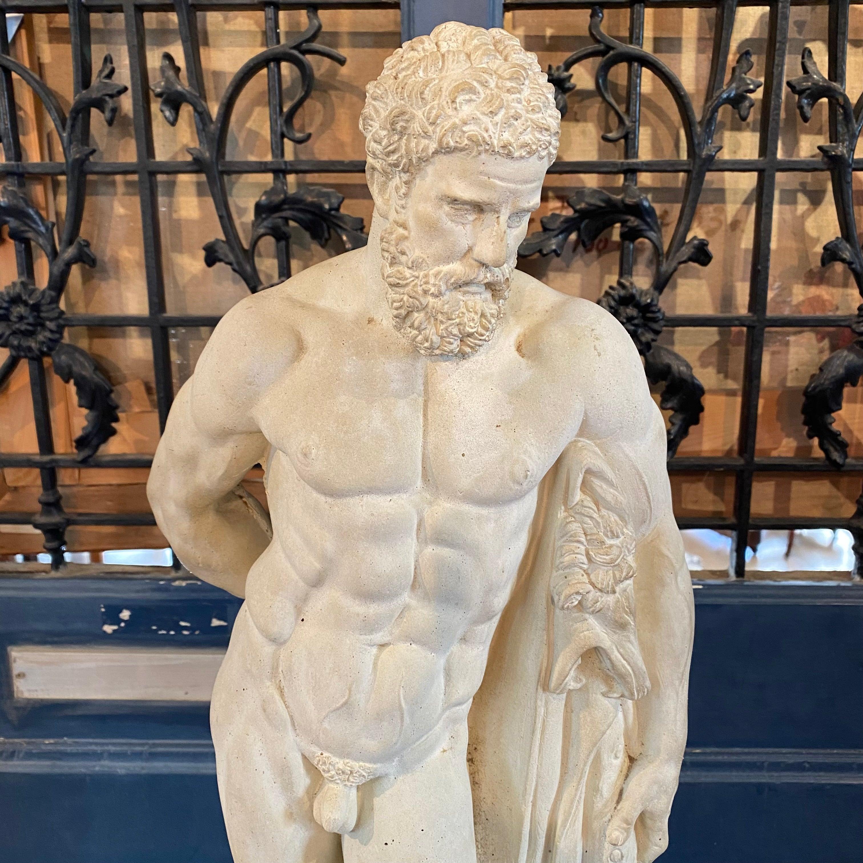 Plâtre Sculpture française réaliste et inhabituelle d'Hercule, nu masculin, figure mythologique en vente