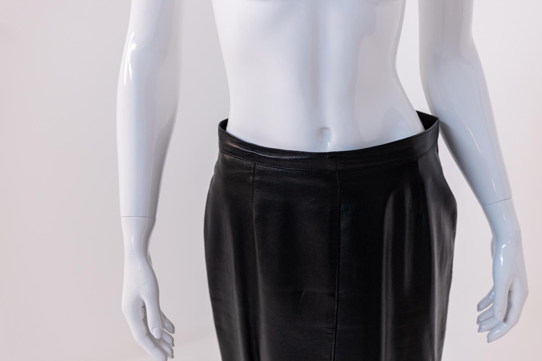 Sensual Vintage Black Leather Skirt For Sale 3