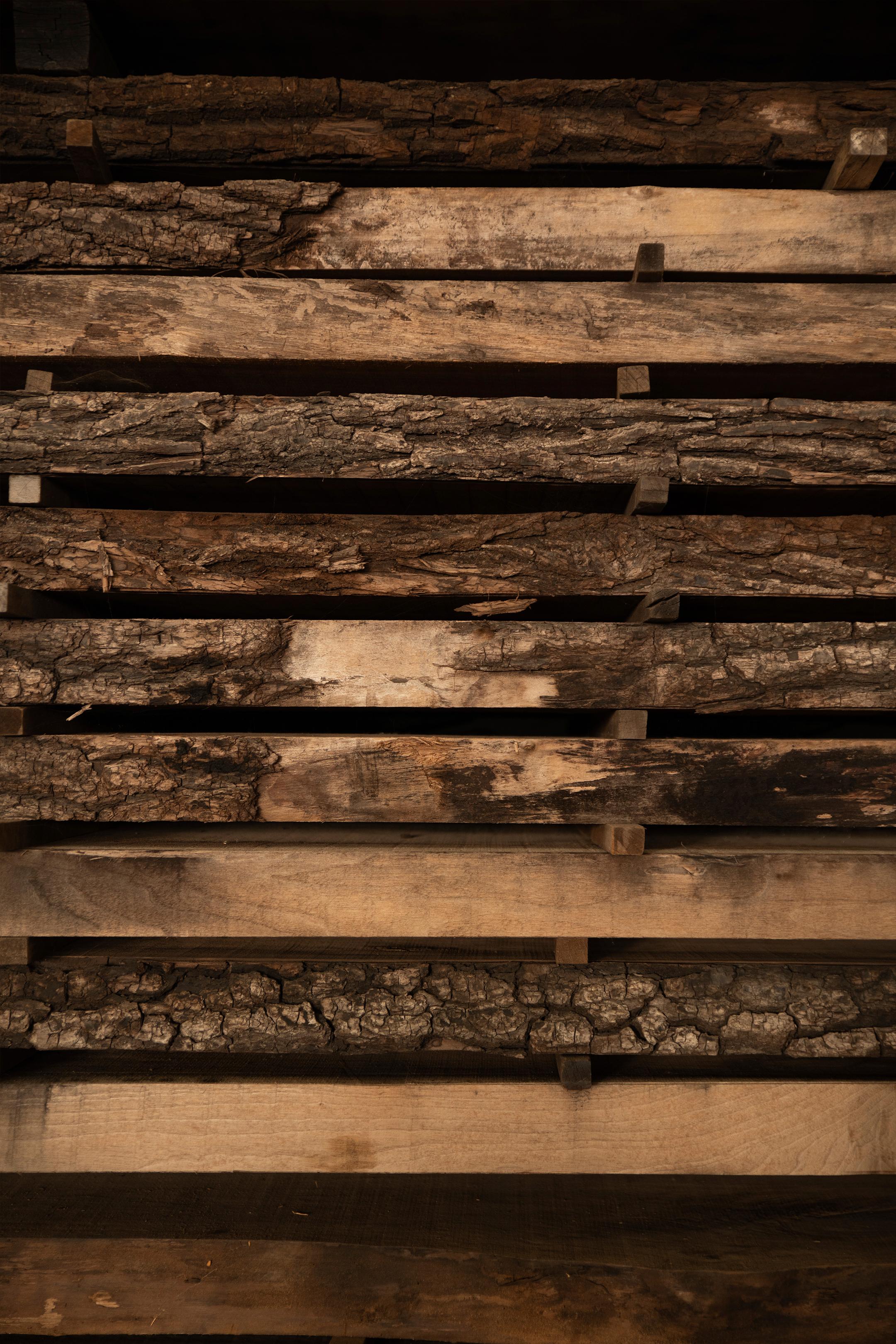 Sentiero-Tisch aus Massivholz, Nussbaum in handgefertigter Naturausführung, zeitgenössisch (Walnuss) im Angebot