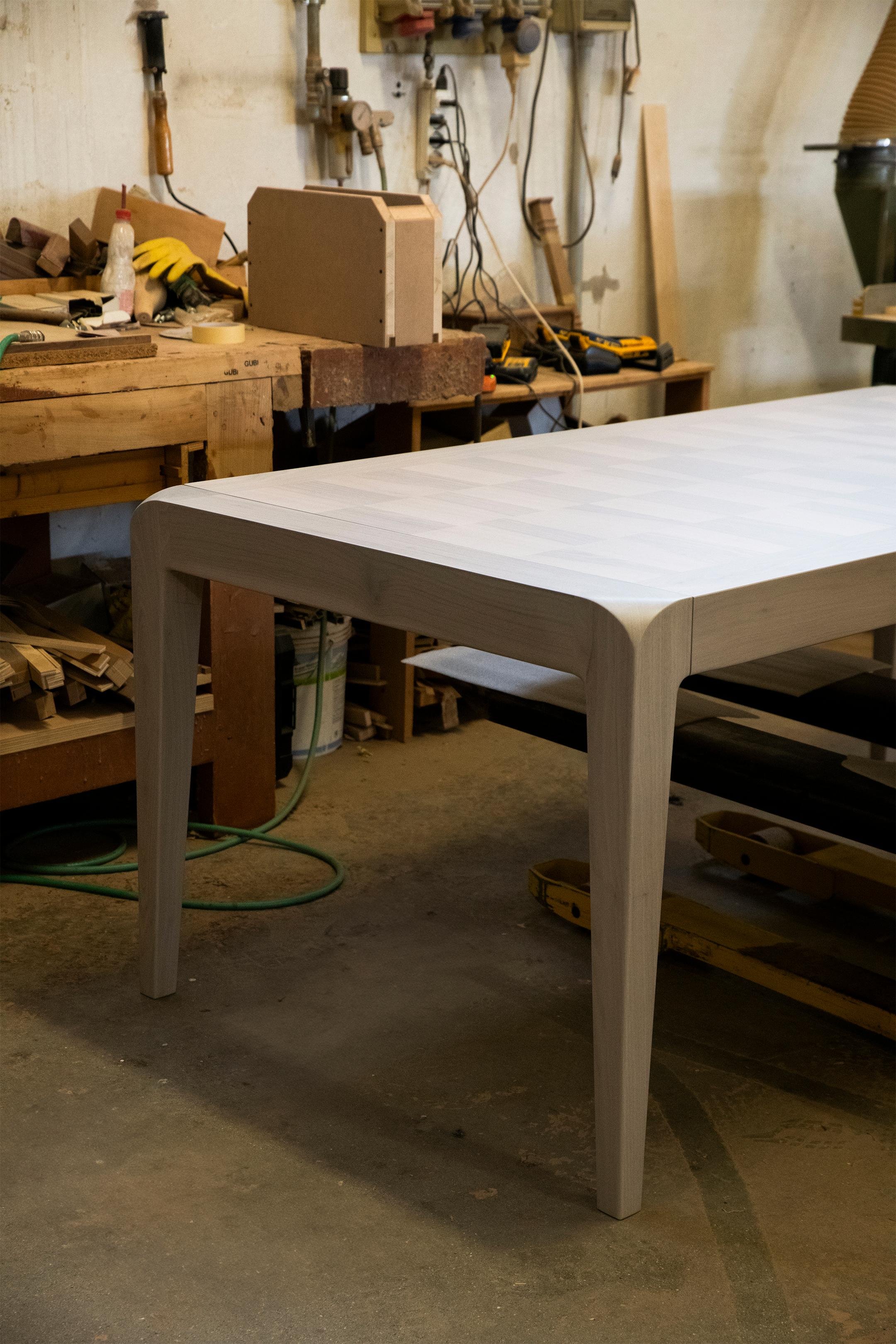 Moderne Table Sentiero en bois massif, noyer avec finition gris naturel faite à la main, contemporaine en vente