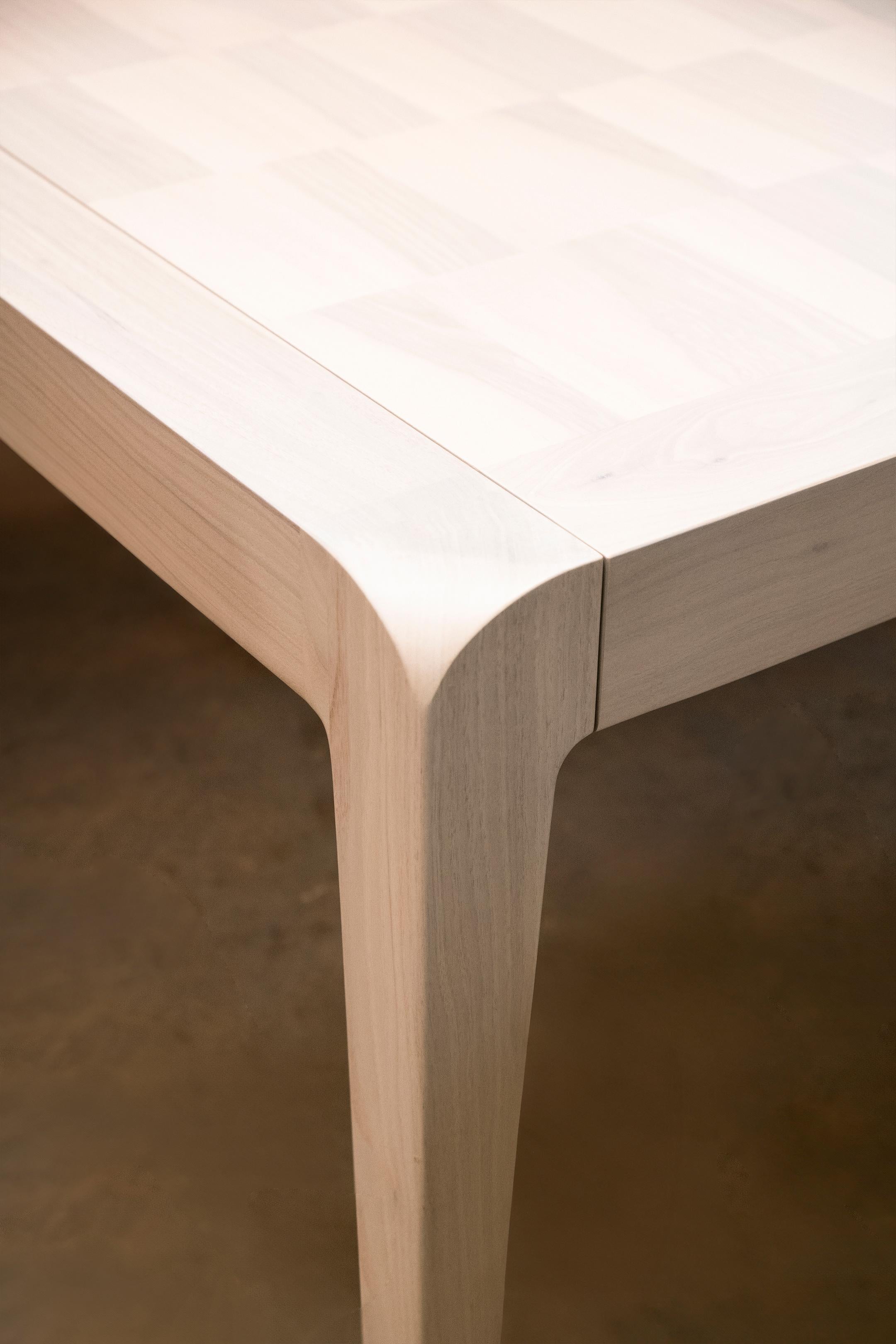 italien Table Sentiero en bois massif, noyer avec finition gris naturel faite à la main, contemporaine en vente