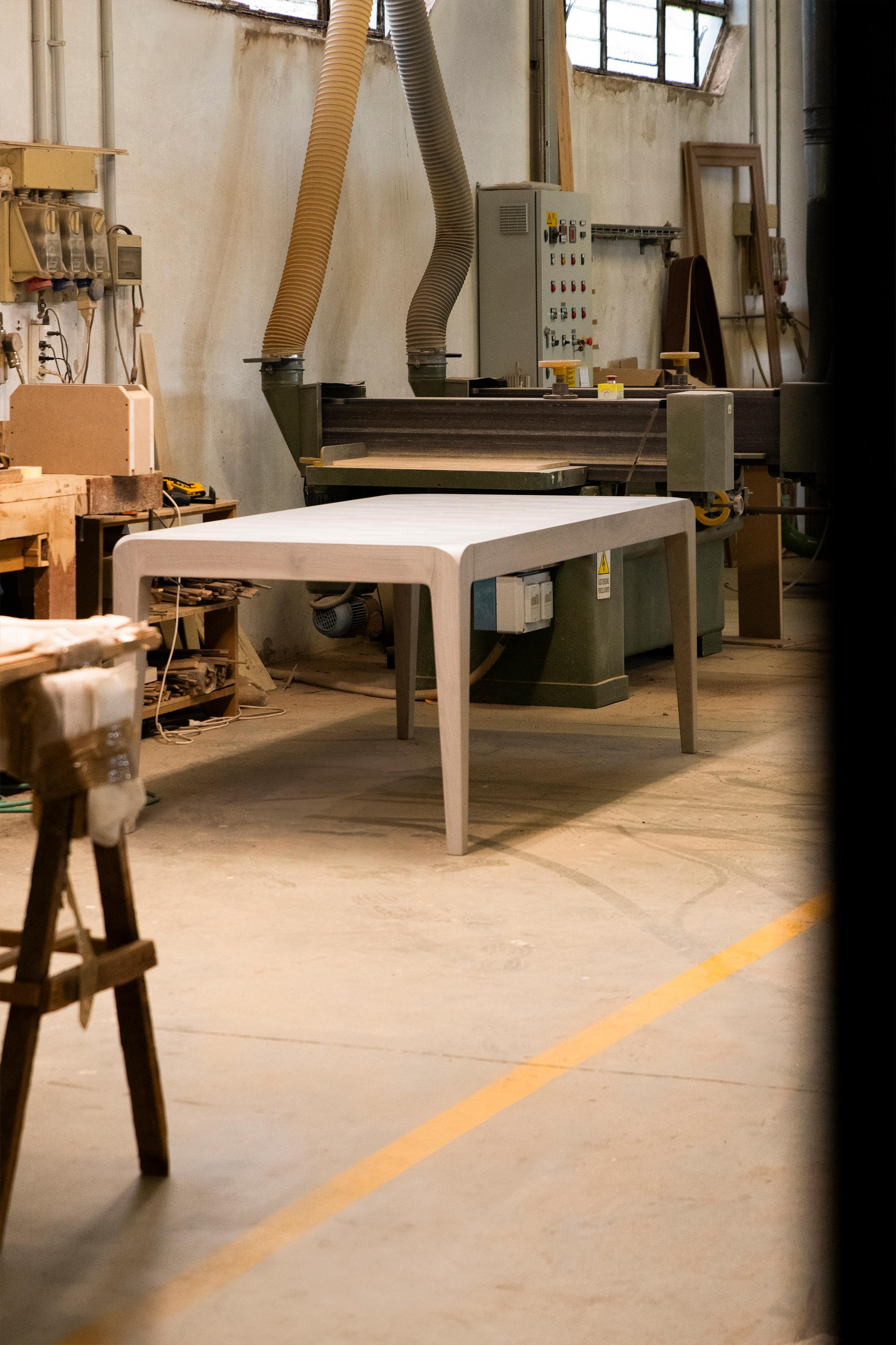 Huilé Table Sentiero en bois massif, noyer avec finition gris naturel faite à la main, contemporaine en vente