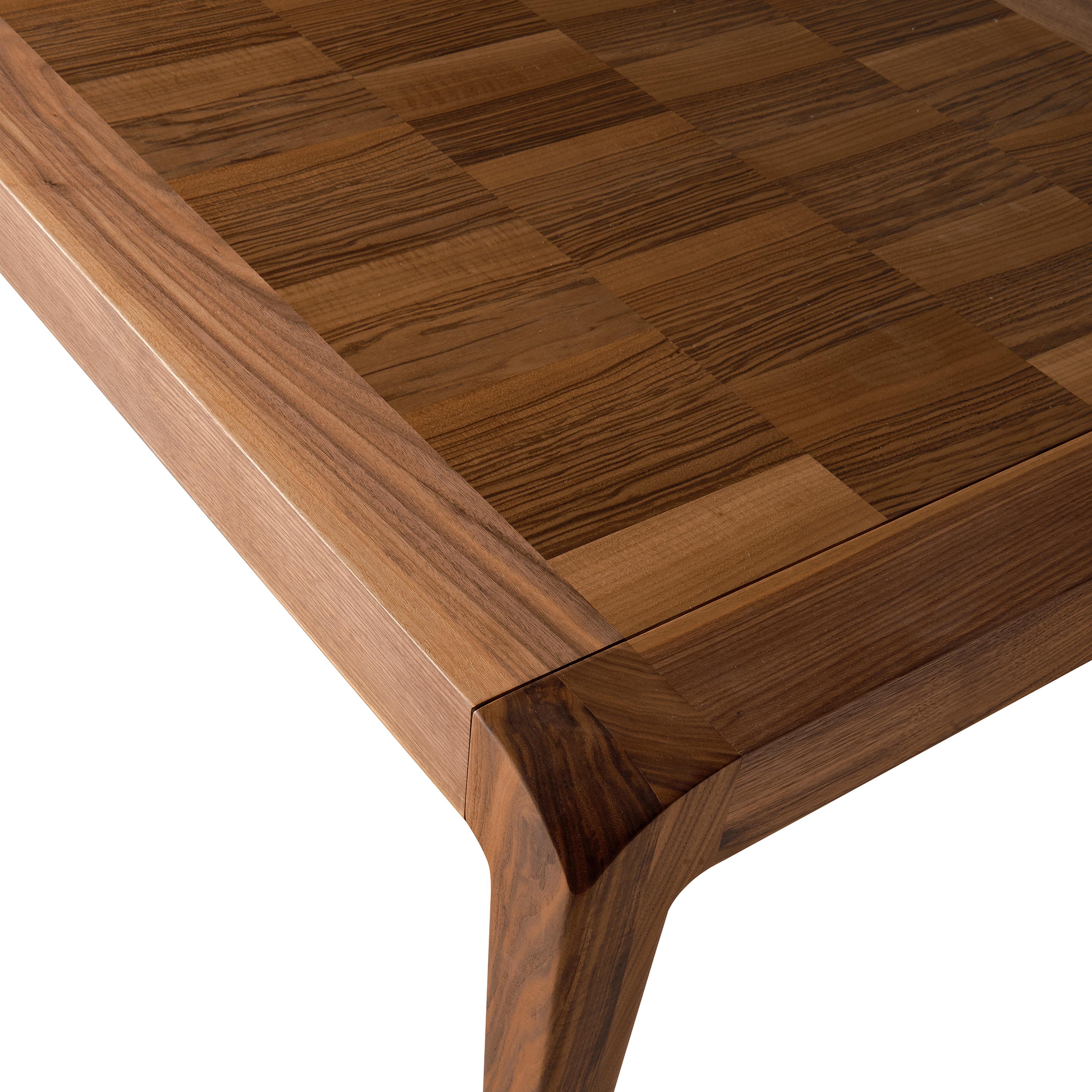 La table extensible Sentiero en bois massif est l'expression du design contemporain et de l'artisanat italien de haute qualité. De forme rectangulaire, il présente une structure et des pieds en gris précieux ou en noyer naturel avec incrustation et