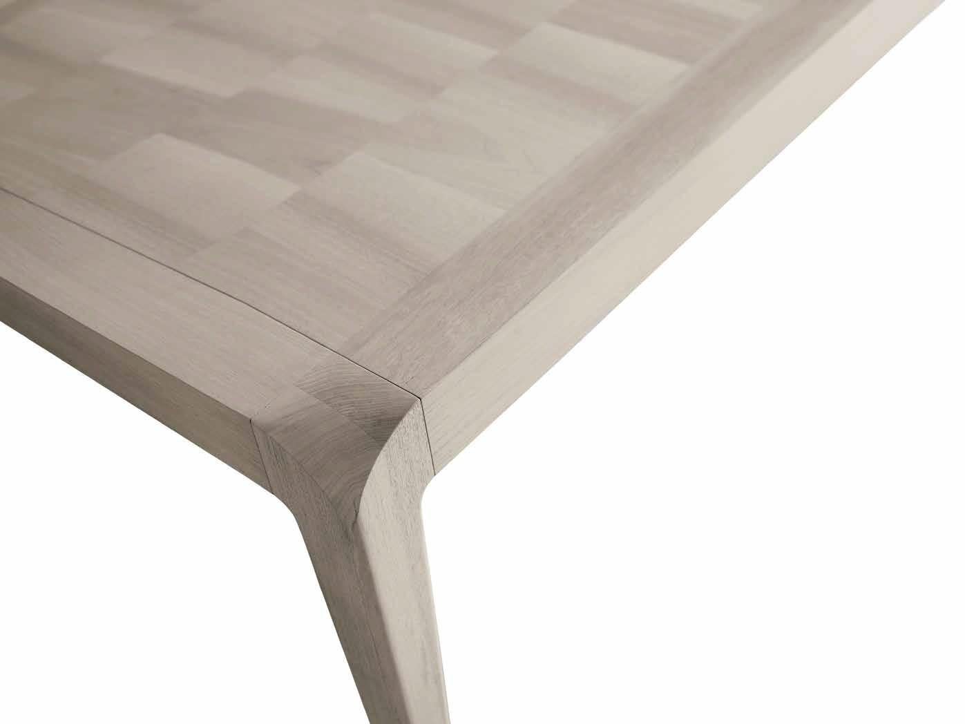 Der ausziehbare Tisch Sentiero aus Massivholz ist der Ausdruck von zeitgenössischem Design und hochwertiger italienischer Handwerkskunst. Er hat eine rechteckige Form und verfügt über eine Struktur und Beine in edlem Grau oder natürlichem Nussbaum
