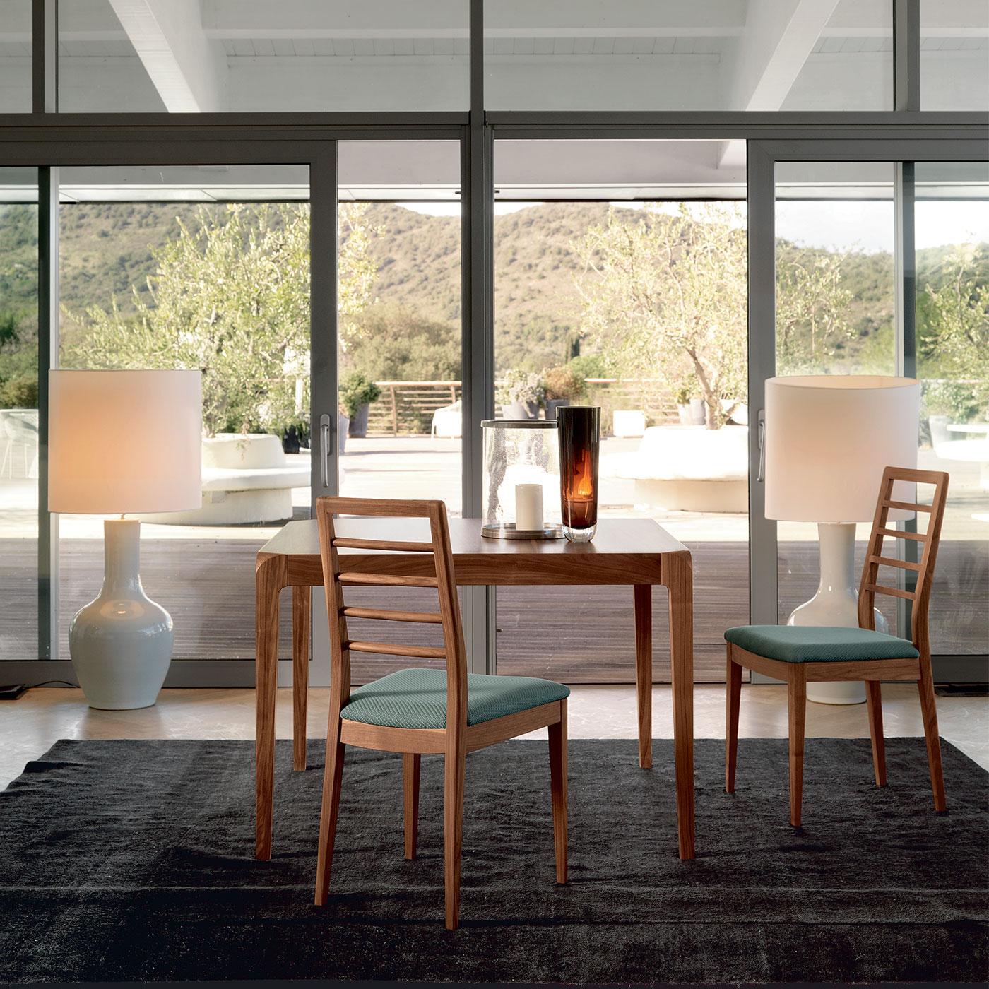 Tavolo Sentiero di Dale Italia
Dimensioni: D 100 x L 190/290 x H 78 cm.
Materiali: Noce.

Tavolo quadrato allungabile con piano intarsiato in noce. Struttura e gambe in noce massiccio. Estensioni con guide sotto il piano. Disponibile in due diverse