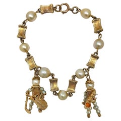 Bracelet à breloques Sentimental et fantaisiste en or 14 carats et perles du milieu du 20e siècle
