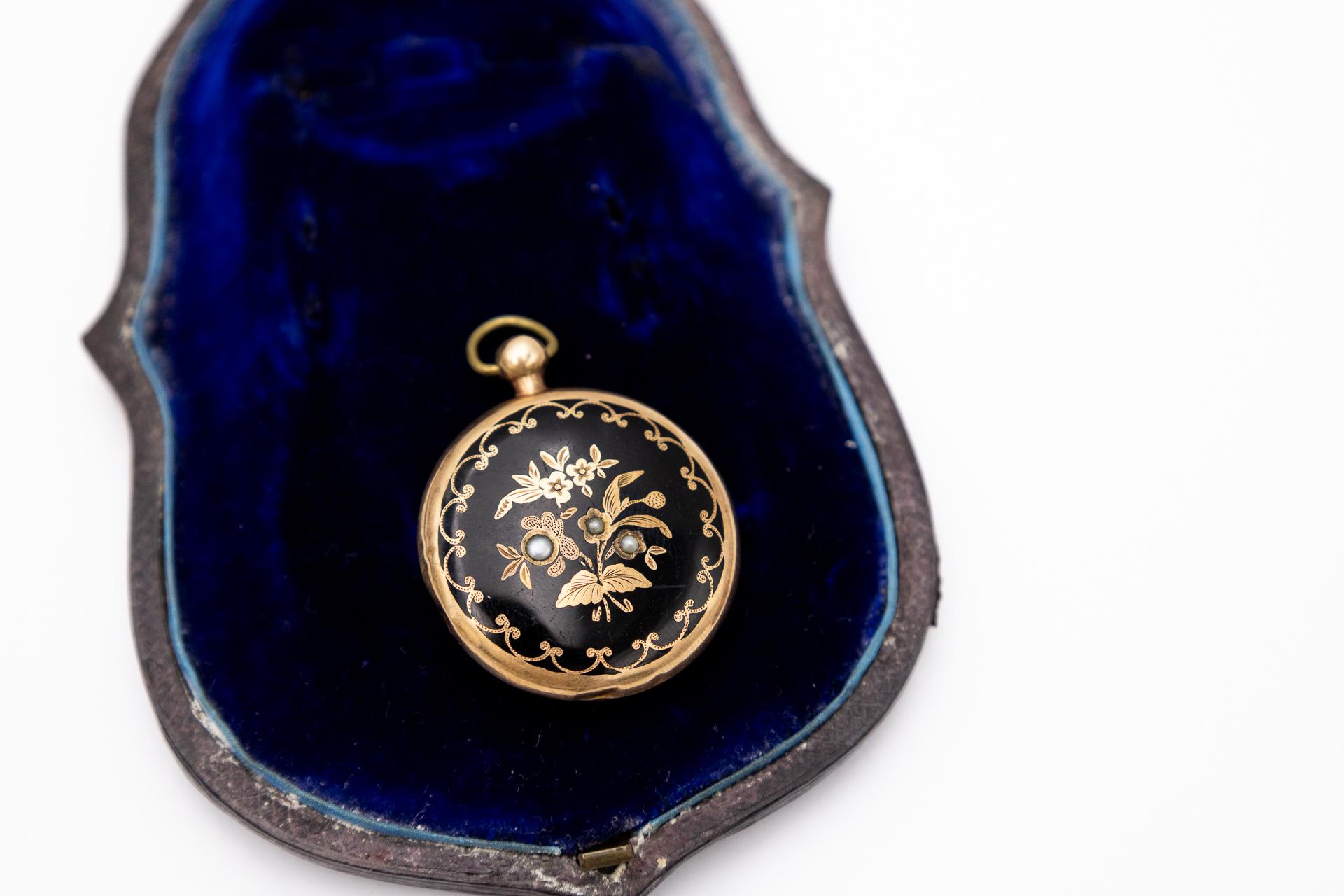 Old locket - sentimental medallion with enamel
A sentimental item, with a place for a photo of a loved one
Origin: probably Germany, late 19th century
Good condition, visible scratches resulting from the age of the item
Dimensions: diameter