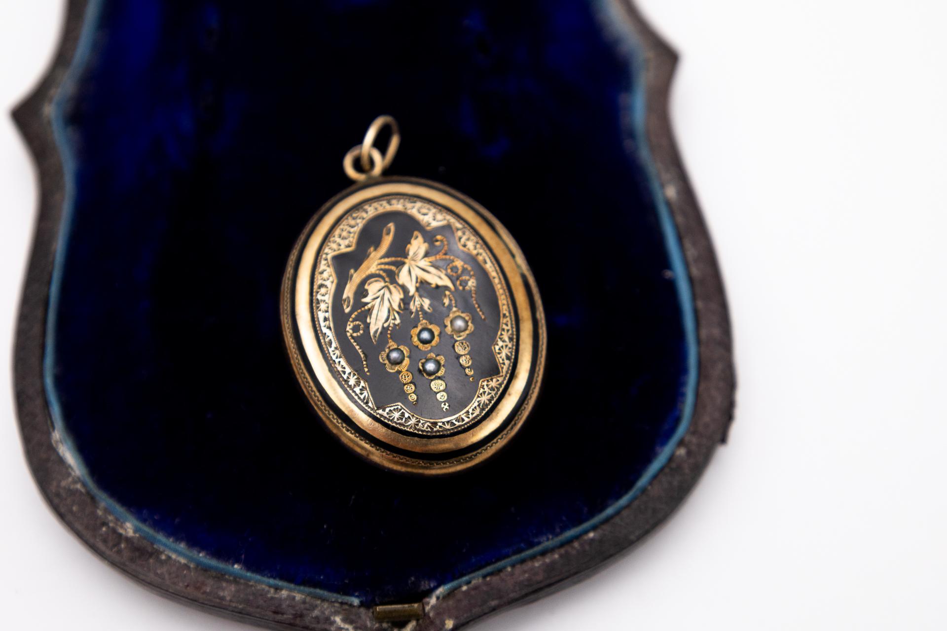 Old locket - sentimental medallion with enamel
A sentimental item, with a place for a photo of a loved one
Origin: probably Germany, late 19th century
Good condition, visible scratches resulting from the age of the item
Dimensions 3.7 x 2.7cm
Weight
