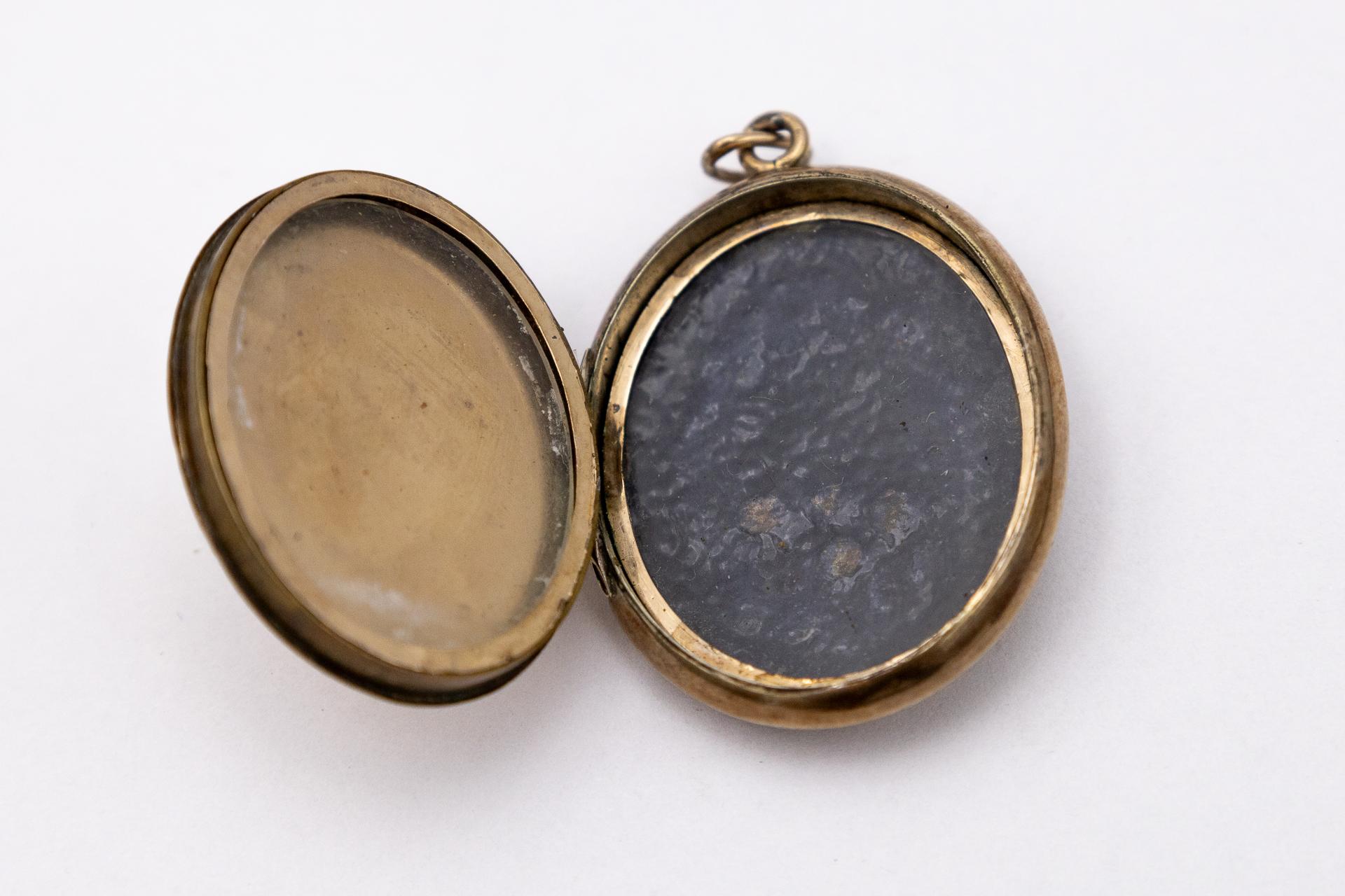 Victorian Sentimental locket with pearls and enamel, medallion photo hide, end of XIX cen. For Sale