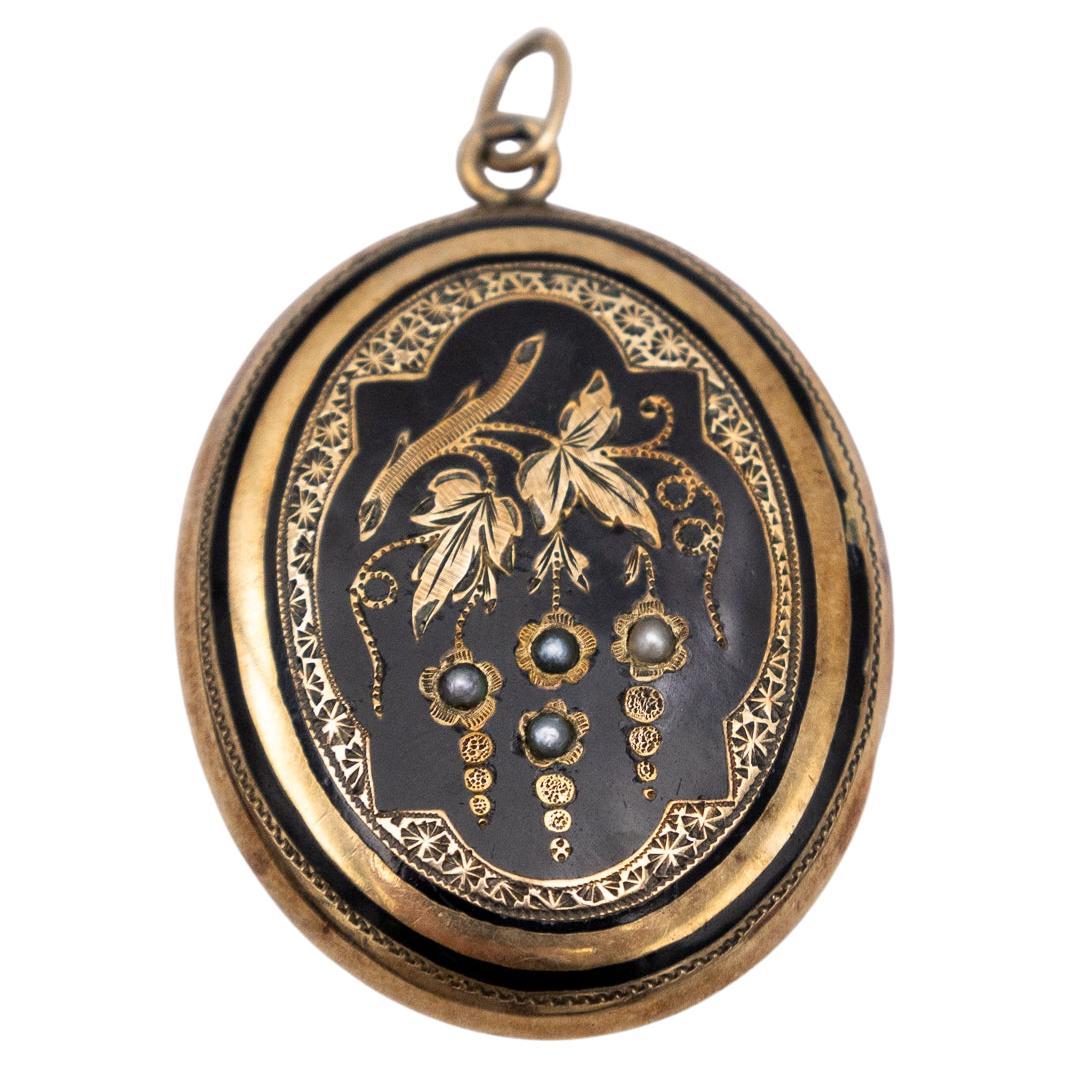 Sentimental locket with pearls and enamel, medallion photo hide, end of XIX cen.