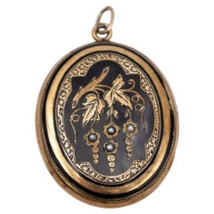 Sentimental locket with pearls and enamel, medallion photo hide, end of XIX cen.