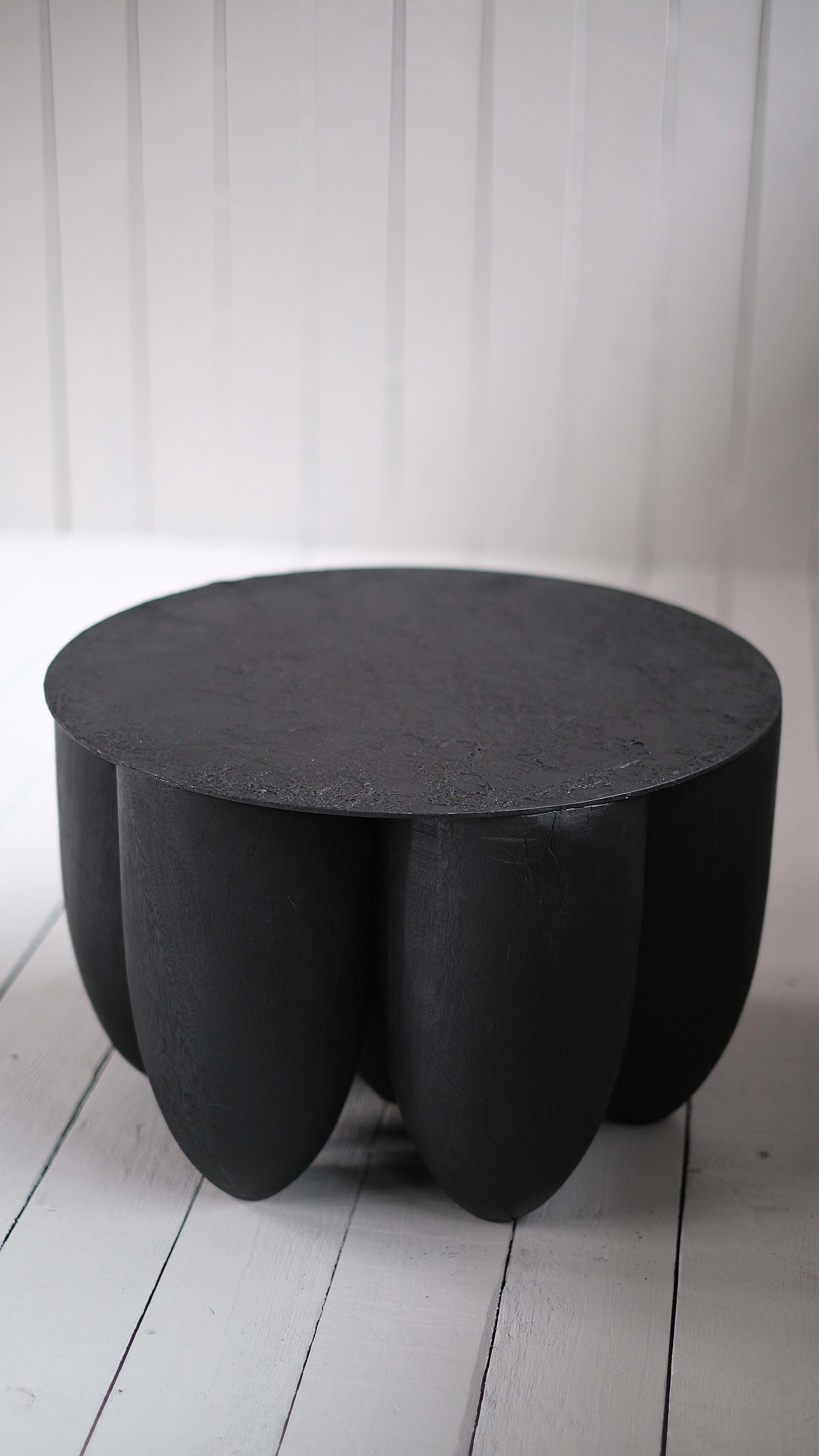 Moderne Table basse Senufo en bois d'Iroko par Arno Declercq en vente