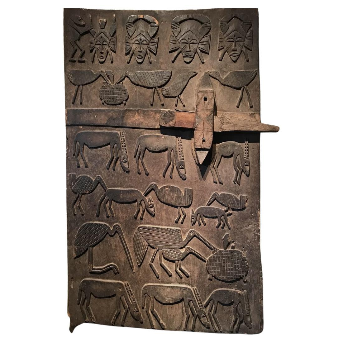 Senufo Granary-Tür mit der Darstellung einer Serie von Tieren und Masken