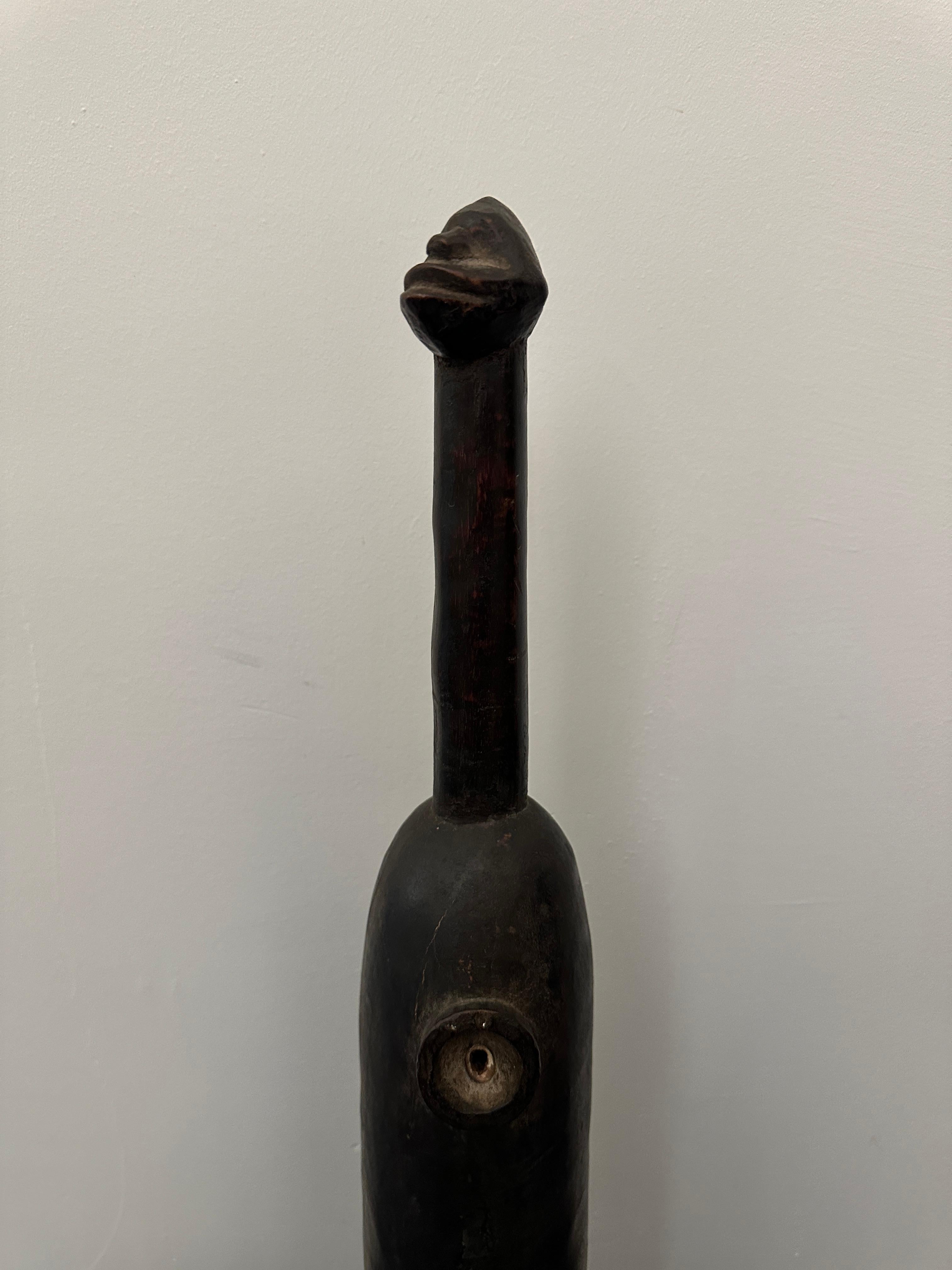 Côte d'Ivoire, flûte africaine en bois sculptée à la main, utilisée pour les cérémonies. Utilisé pour évoquer la présence des esprits dans les rituels communautaires. Bel objet décoratif, qui mesure 29in de haut par 4.5in de diamètre. 

Propriété de