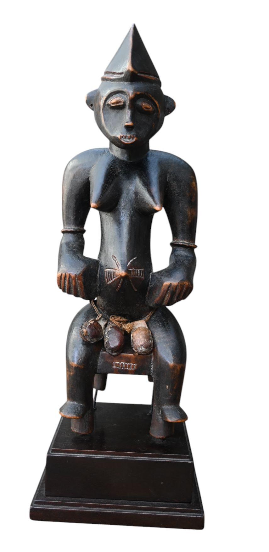 Tribu senufo, Burkina Faso, Costa de Marfil o Mali, antropomorfo sentado  figura femenina de principios del siglo xx
Rica pátina tribal envejecida y huellas
Estado, ver fotos
Montada sobre una base hecha a medida, altura total con base 39 cm,
