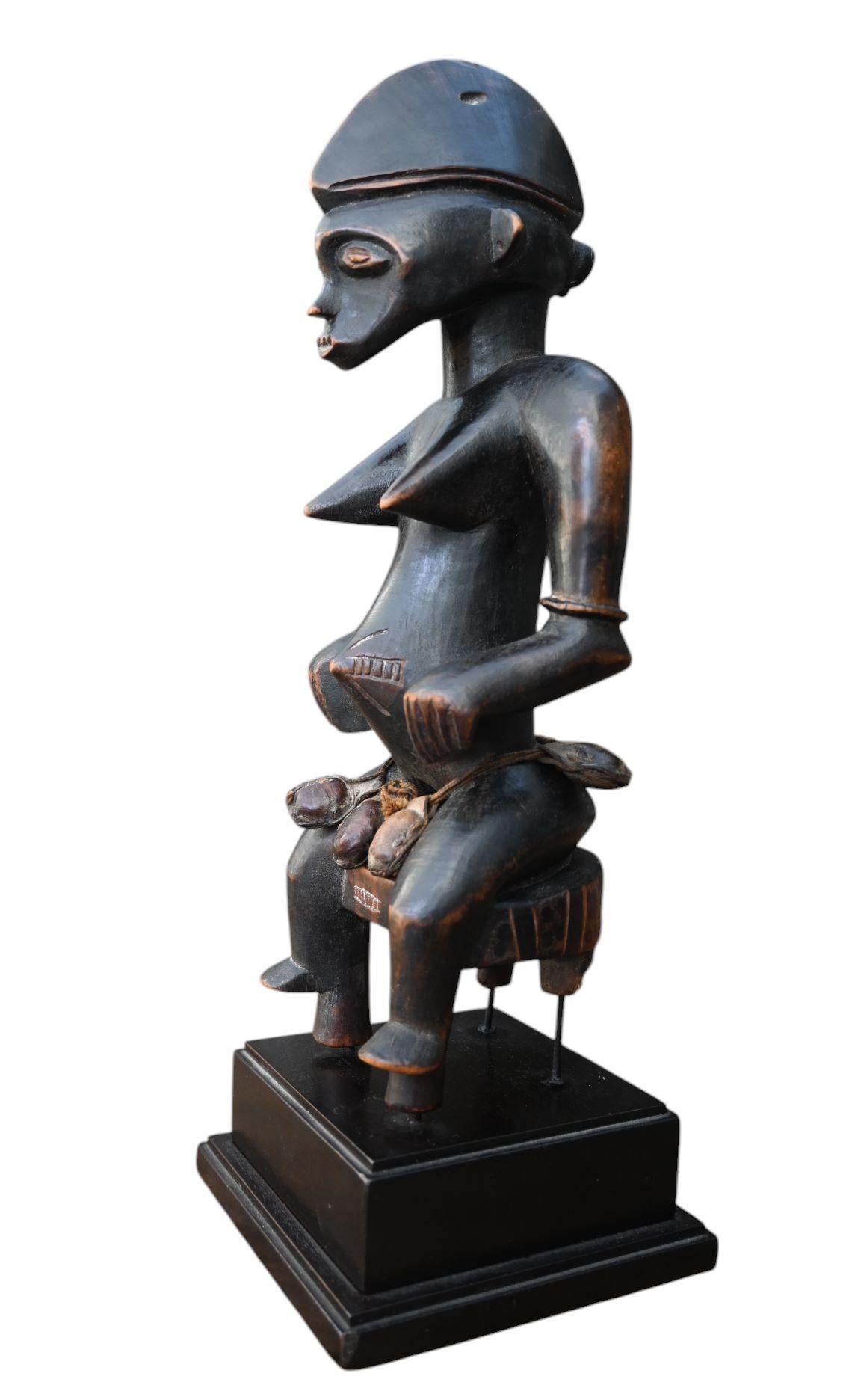 Senufo, Costa de Marfil, antropomorfo sentado  figura femenina Tribal en venta