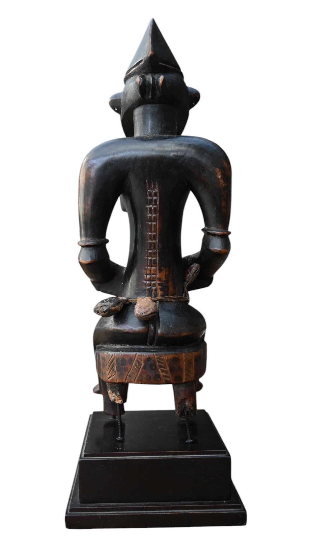 Senufo, Costa de Marfil, antropomorfo sentado  figura femenina Marfileño en venta