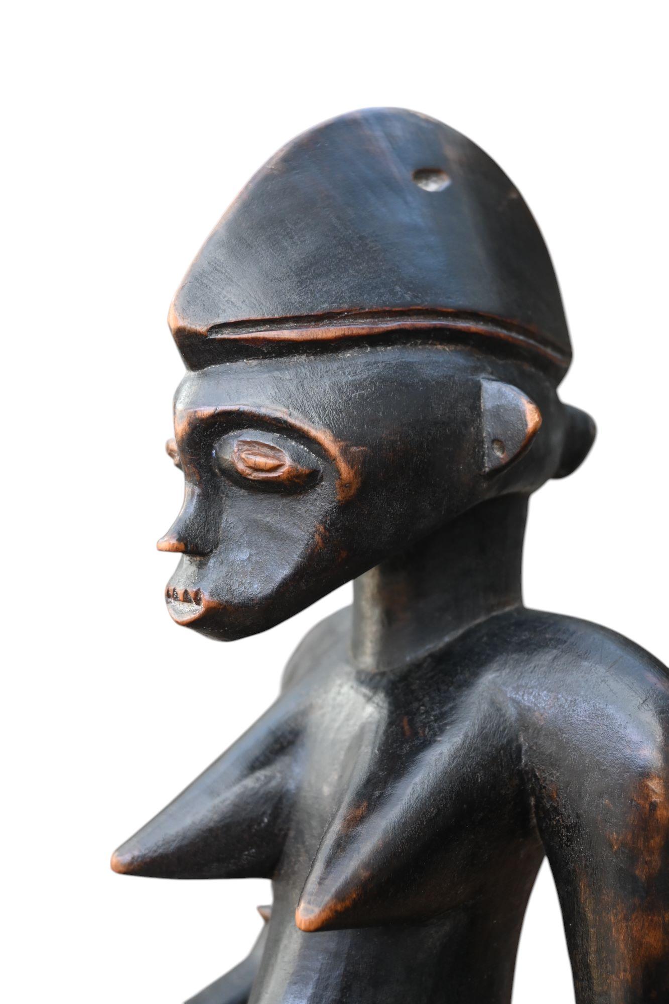 Senufo, Costa de Marfil, antropomorfo sentado  figura femenina Tallado a mano en venta