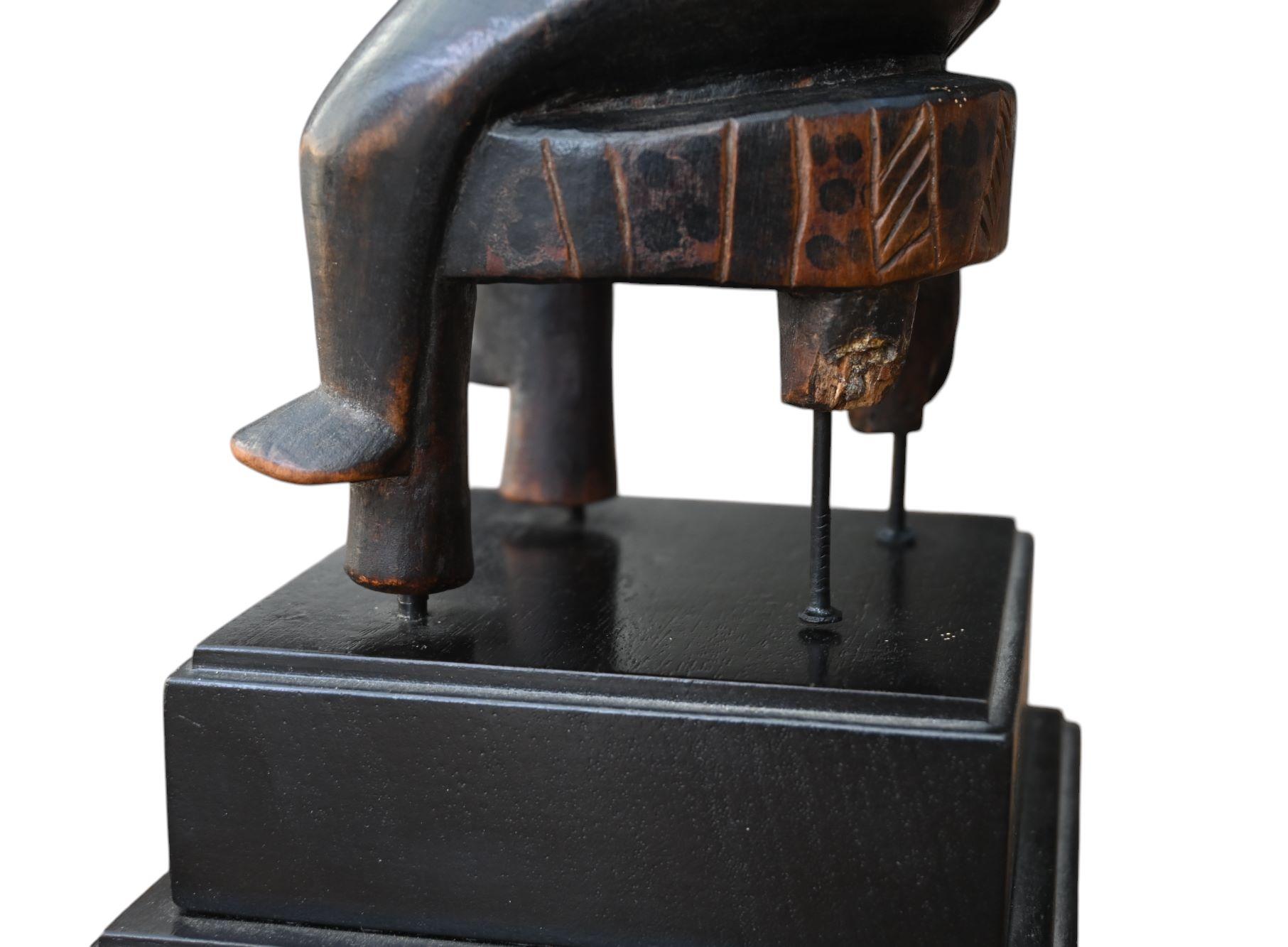 Senufo, Costa de Marfil, antropomorfo sentado  figura femenina siglo XX en venta