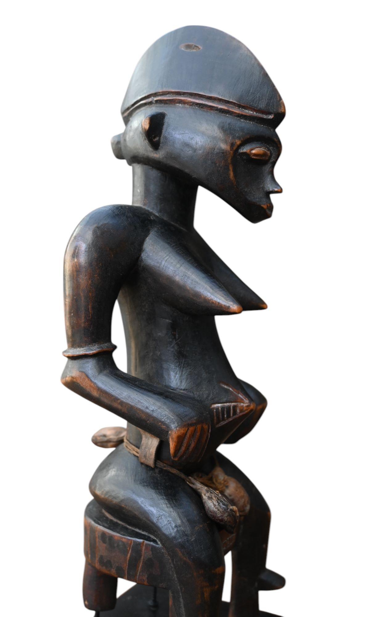 Senufo, Costa de Marfil, antropomorfo sentado  figura femenina Madera en venta