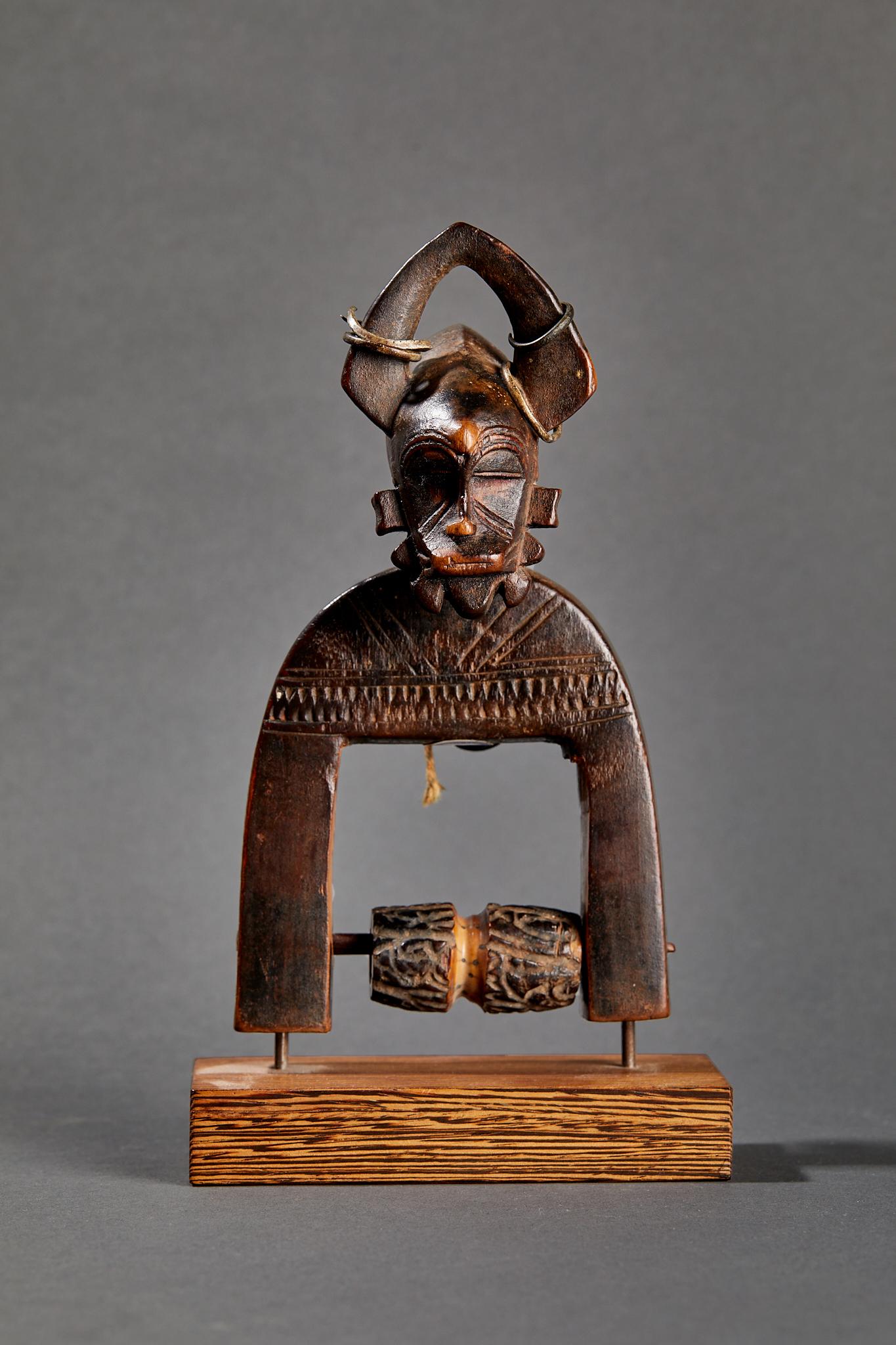 Senufo-Riemenscheibe,
geschnitztes Holz, Metall, Seil.
Höhe 21,5 cm.
Provenienz: Sammlung Escanne, Collection'S Van Bussel,
aufgeführt in Die Meister der Bildhauerei von Côte d'Ivoire, Seite 235.
Côte d'Ivoire, Afrika, um 1920.