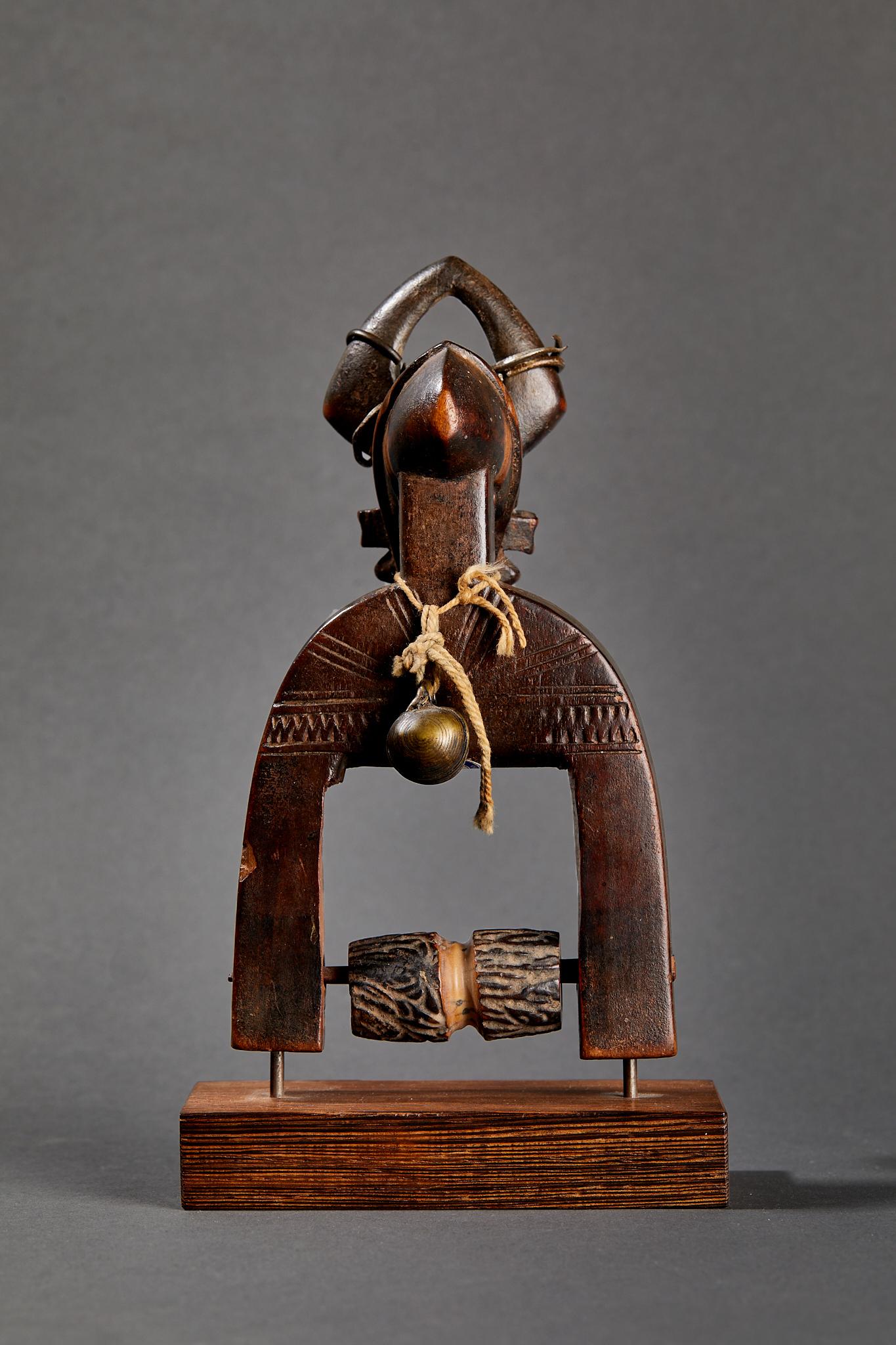 Senufo Flaschenzug, geschnitztes Holz, Metall, Seil, Elfenbeinküste, Afrika. im Zustand „Gut“ im Angebot in Nice, Cote d' Azur