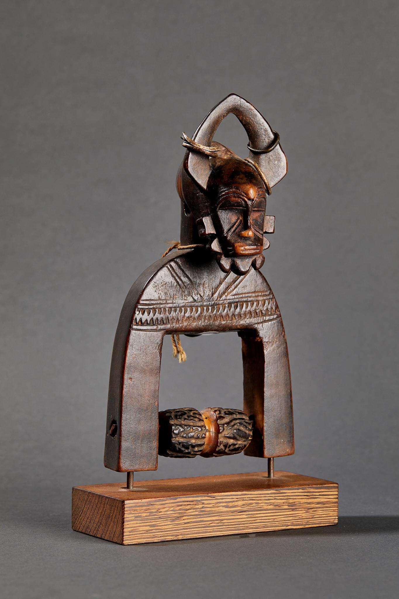 Senufo Flaschenzug, geschnitztes Holz, Metall, Seil, Elfenbeinküste, Afrika. im Angebot 1