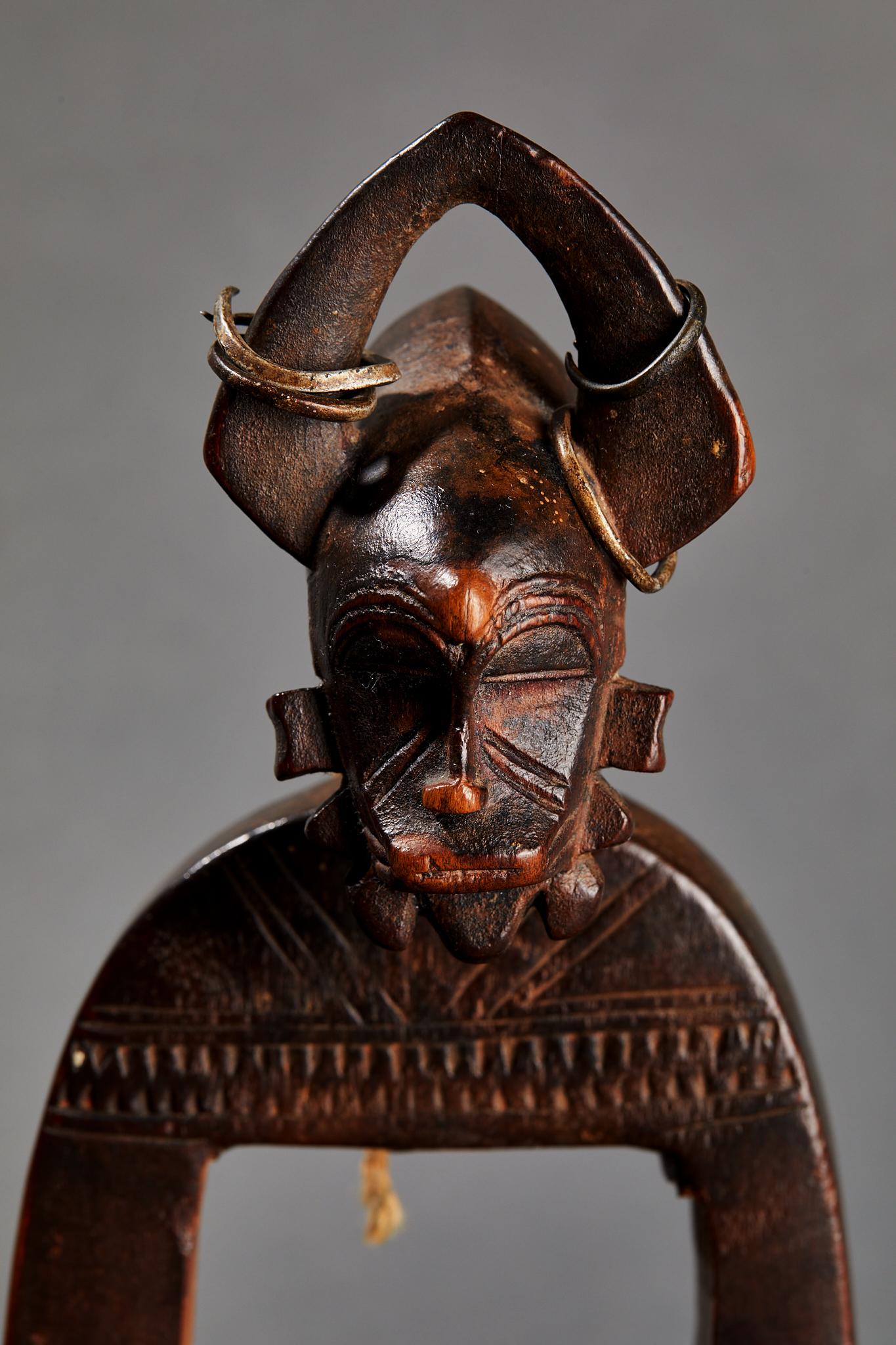 Senufo Flaschenzug, geschnitztes Holz, Metall, Seil, Elfenbeinküste, Afrika. im Angebot 3