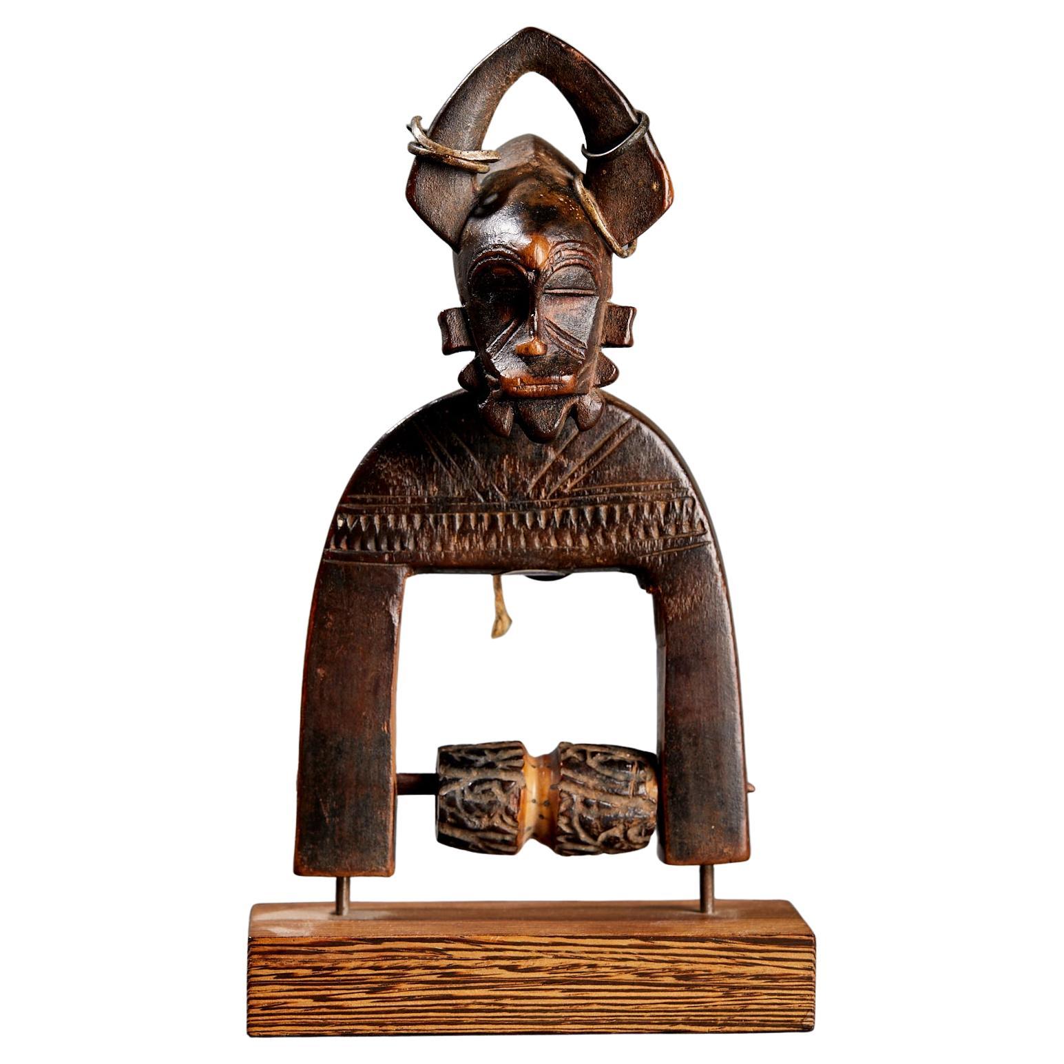 Senufo Flaschenzug, geschnitztes Holz, Metall, Seil, Elfenbeinküste, Afrika. im Angebot