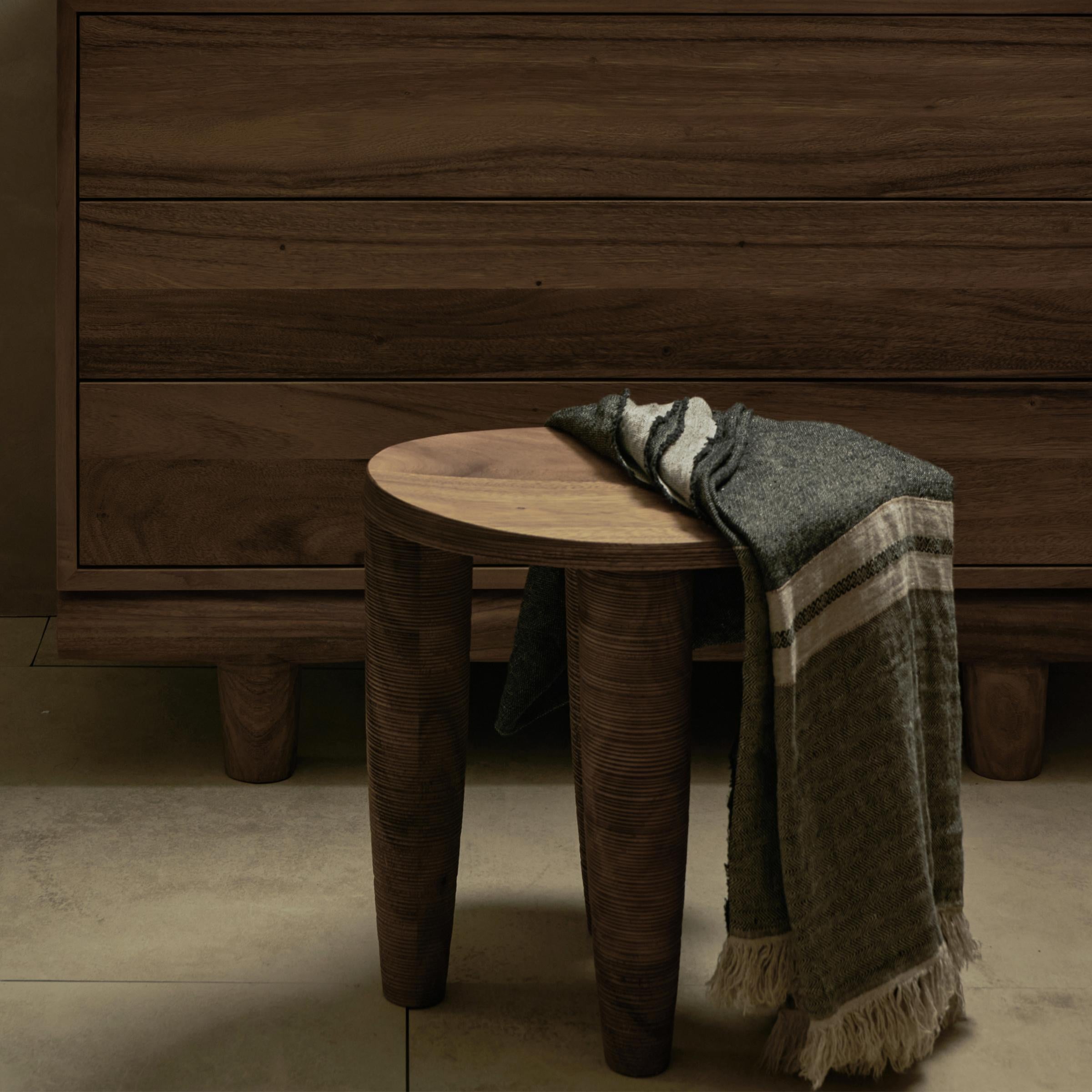 Taburete Senufo by DAaZ
Dimensiones: P 36 x An 48 x Al 46 cm.
Materiales: Albizzia.


DAaZ Furniture honra el espíritu de aventura. Abrazamos la evasión de lo ordinario y nos deleitamos con la magia que se encuentra en lo inesperado. Nuestra