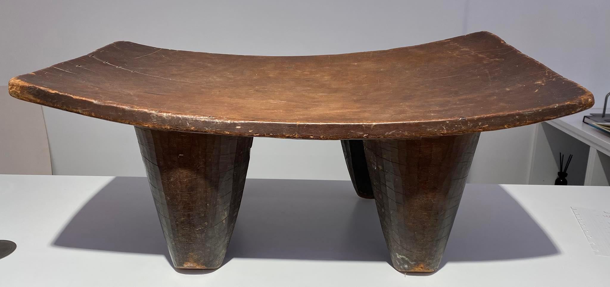 Un grande sgabello Senufo del XIX secolo 
Tribù : Senufo / Senoufo
Paese: Costa d'Avorio / Côte d'Ivoire
Uno sgabello Senufo molto grande ricavato da un unico blocco di legno. Il Wood è duro, denso e molto resistente. Mostrato con gambe a cono. Un