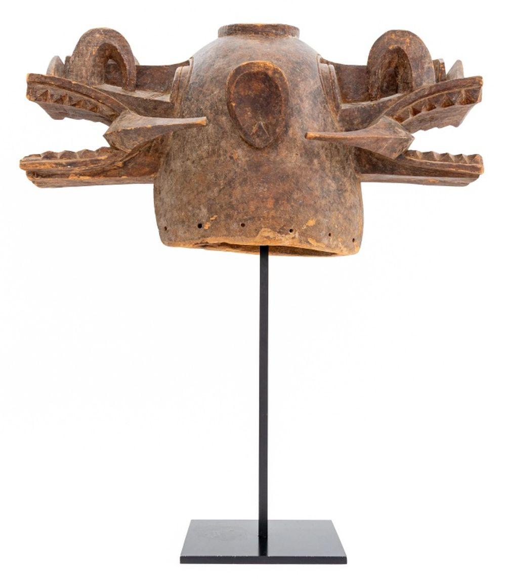 Máscara de casco de escupefuegos senufo 