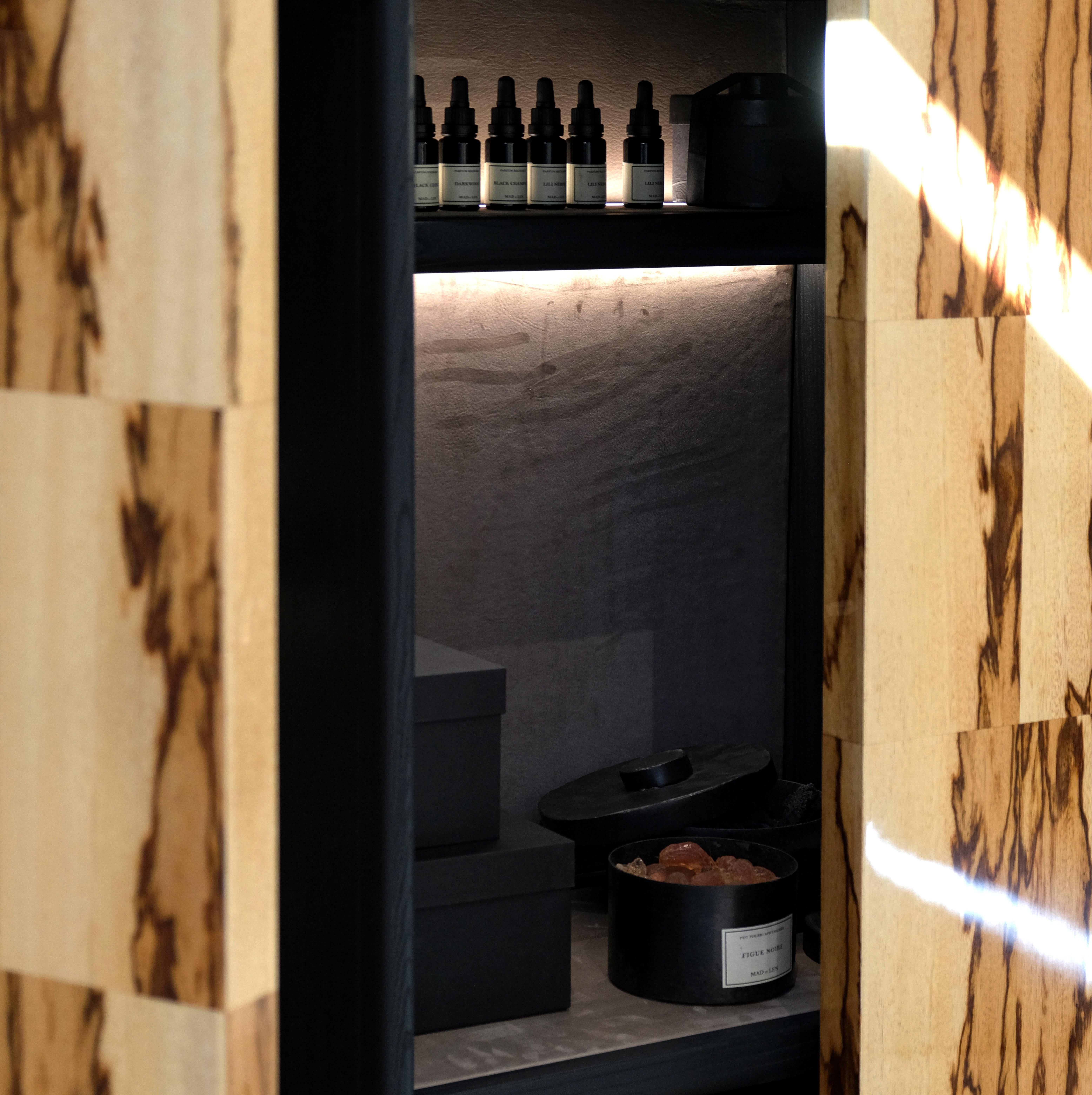 Armario Senza Fine en madera brillante Black Antiaris Contemporáneo en venta