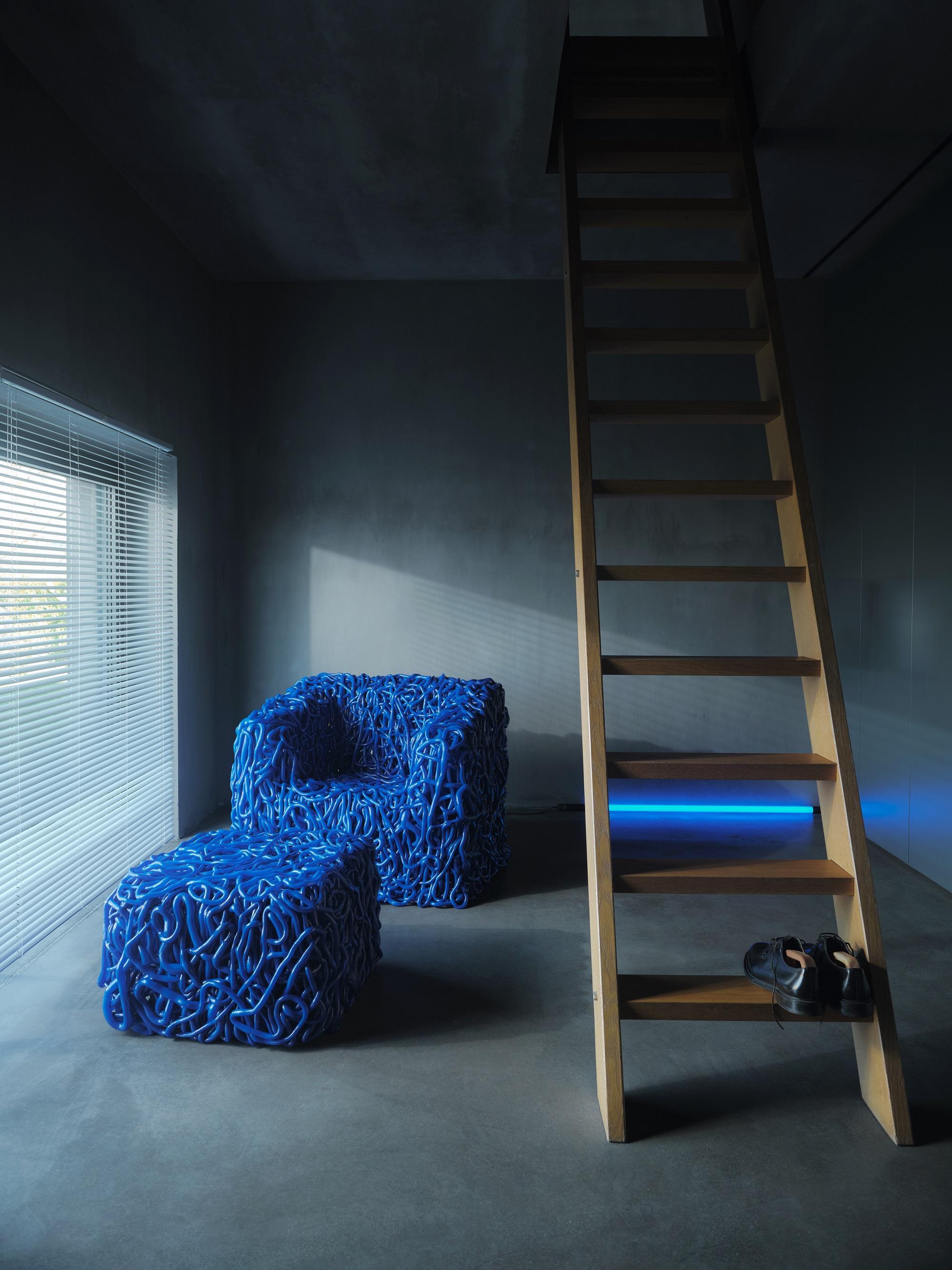 Senzafine Sessel & Hocker  In Polyurethanblau von Gaetano Pesce im Zustand „Neu“ im Angebot in Brooklyn, NY