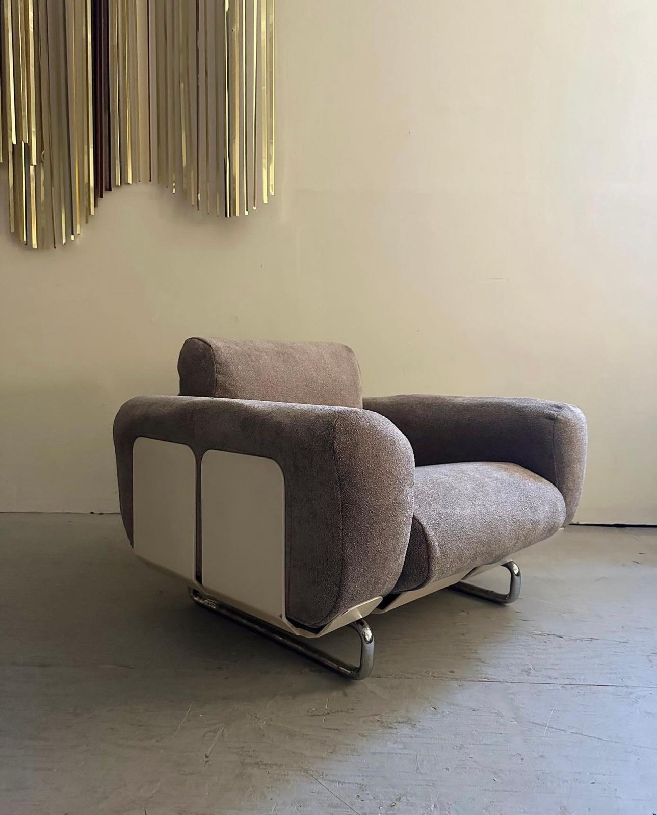 Italian Modern “Senzafine” Lounge chair designed by Eleonore Peduzzi Riva for Zanotta, 1969. This lounge chair has been reupholstered in a premium nubby cotton / wool blend fabric. The back and seat cushion has a built in sleeve that slips over the