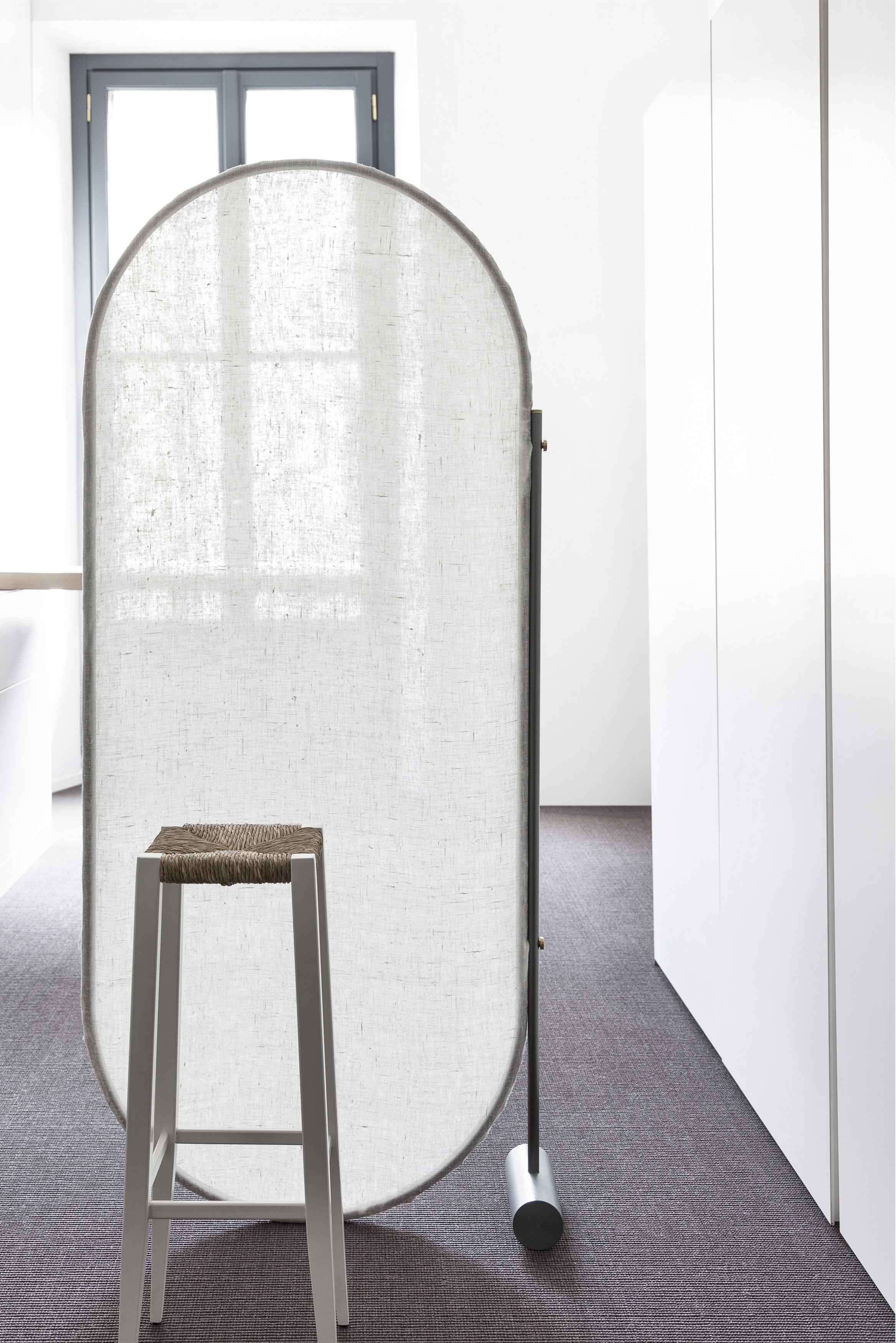 Separè room divider with semi-transparent and natural fabric by Mingardo
Dimensions: D72 x W20 x H170 cm 
Materials: Satin natural brass structure and satin natural iron base, Semi-Transparent and Natural Fabric
Weight: 14 kg

Also Available in