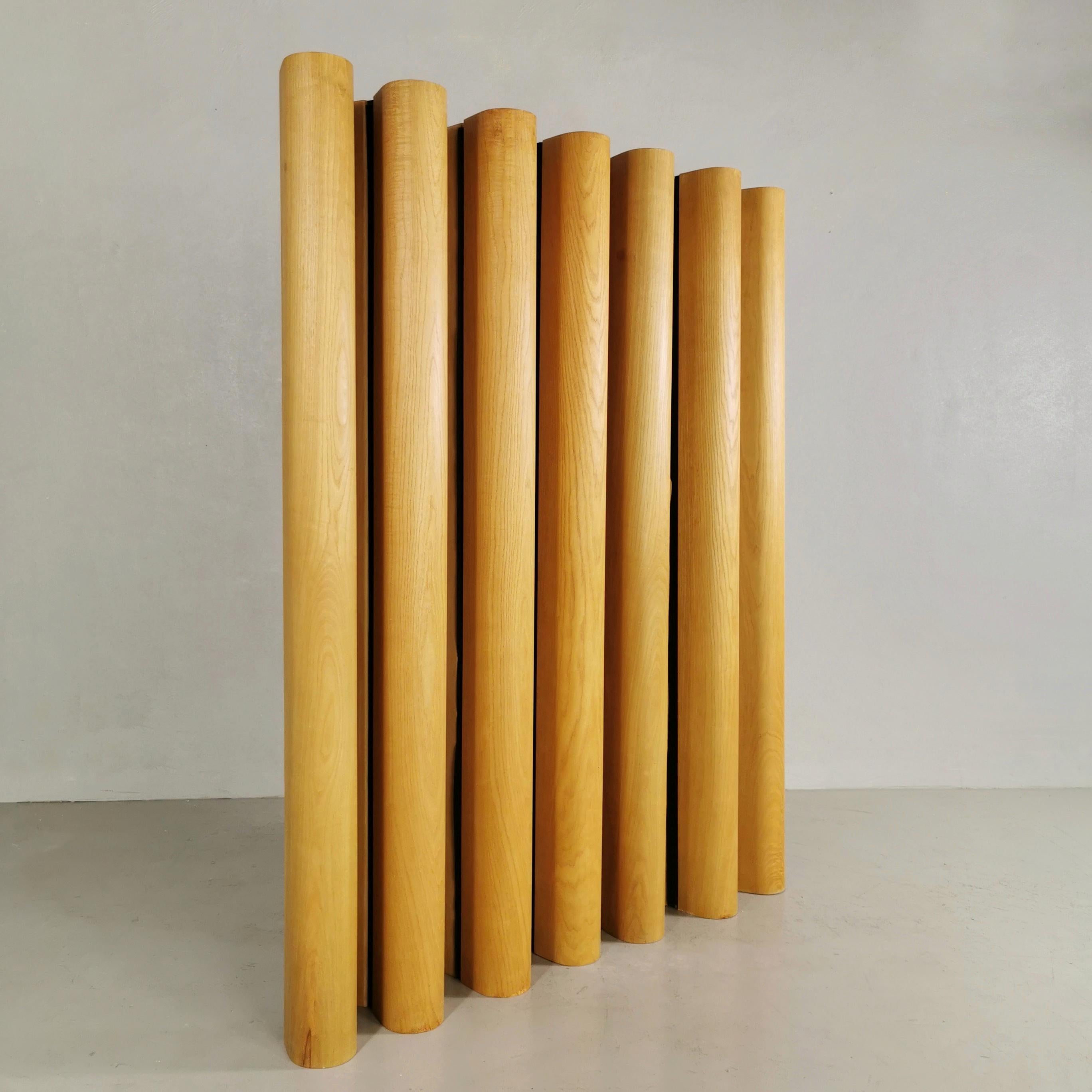Système modulaire en bois de frêne naturel, composé d'éléments courbes placés les uns contre les autres et reliés par un système de bandes velcro qui garantit la flexibilité.
Contreplaqué de chêne cintré de haute qualité
Conçu en 1960 par Gianfranco