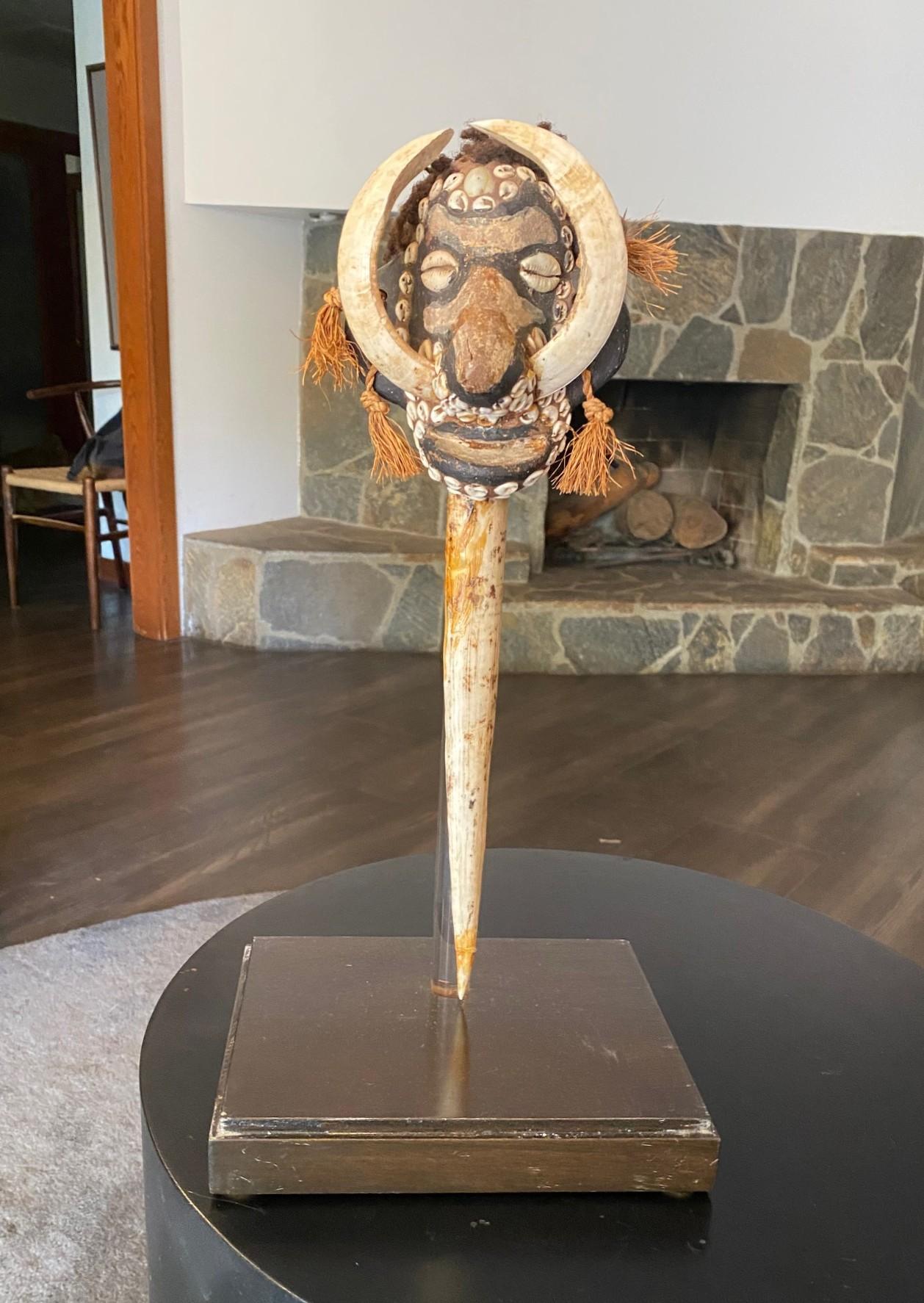 Una fantastica scultura/ figura totem in legno primitivo intagliata a mano dal popolo del fiume Sepik (Ambunti &Newak) di Papua Nuova Guinea. Quest'opera, che presenta una figura di spirito ancestrale con le zanne, è realizzata a mano in legno e