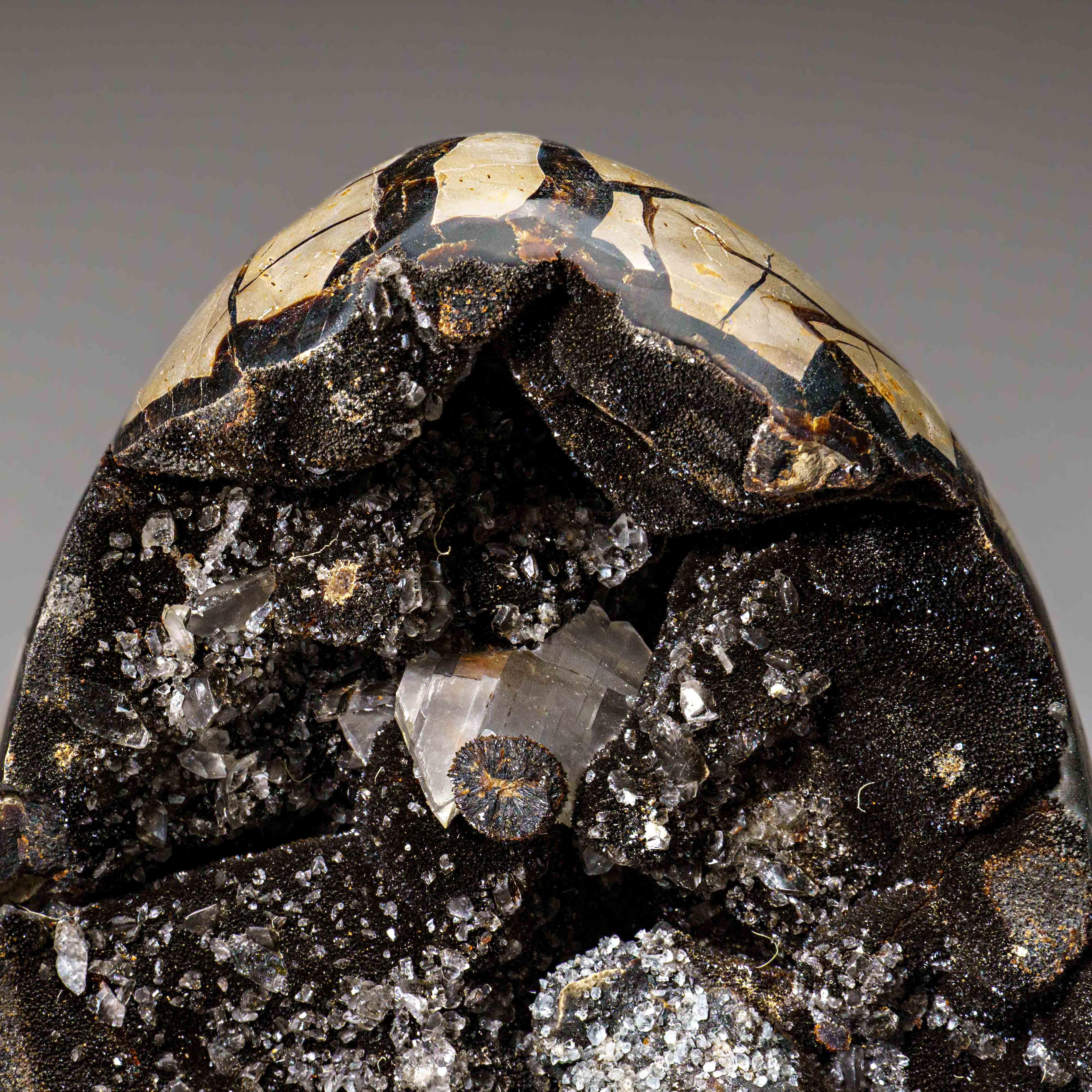 Geode settario druzico a forma libera dal Madagascar (17,5 lbs) in vendita 3
