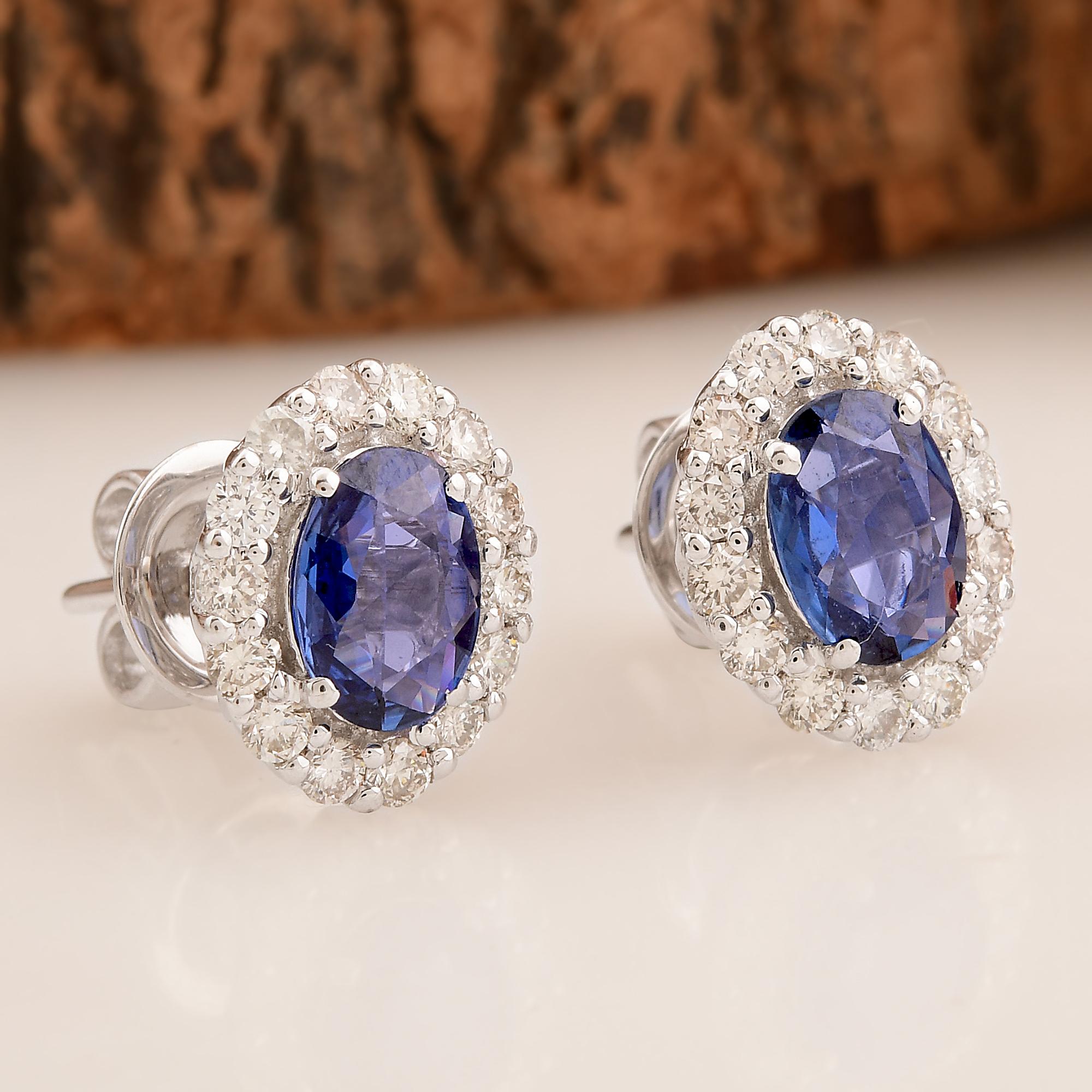 Moderno Orecchini di settembre con zaffiro blu e diamante aureolato in oro bianco 18 carati in vendita