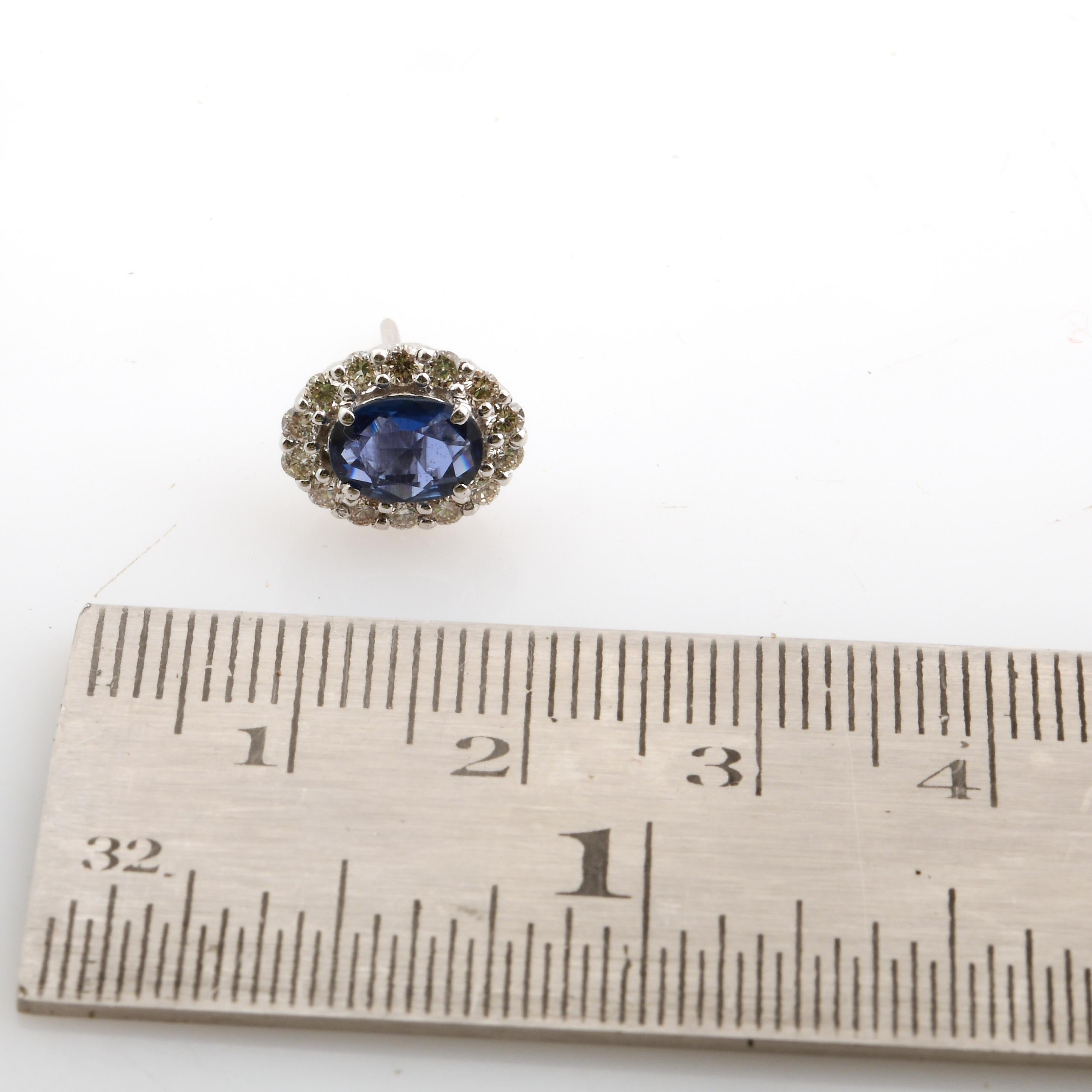 Taglio ovale Orecchini di settembre con zaffiro blu e diamante aureolato in oro bianco 18 carati in vendita