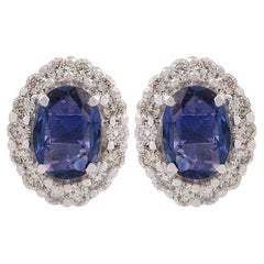 Orecchini di settembre con zaffiro blu e diamante aureolato in oro bianco 18 carati